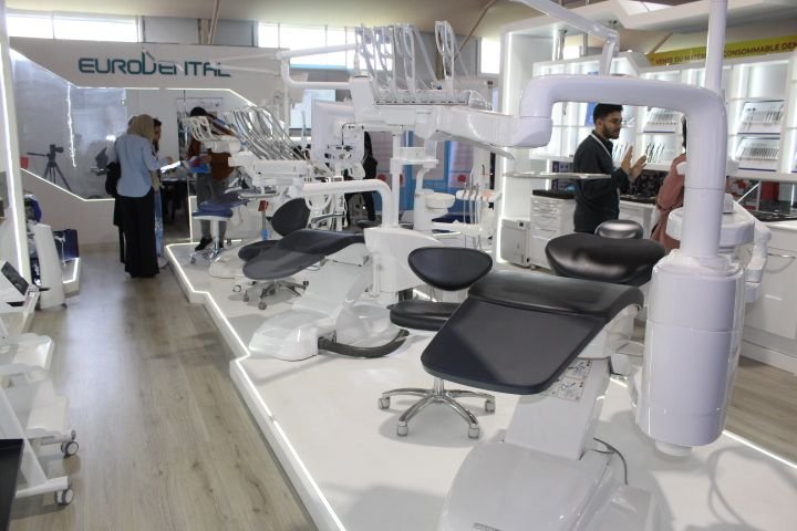 Equipements dentaires, salon international de la dentisterie au Maroc, photo gratuite
