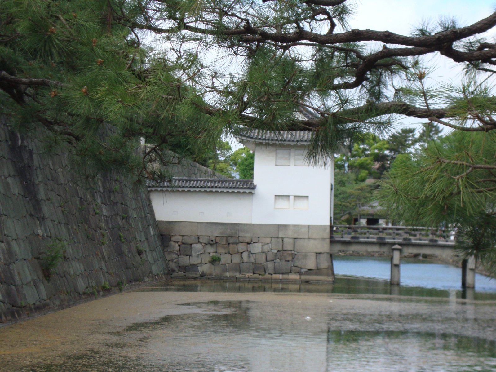 Armure japonaise traditionnelle de Samouraïs de shogoun, les murs de la forteresse du Château de Nijō-jō avec un cours d'eau, Asie, Japon, photo gratuite