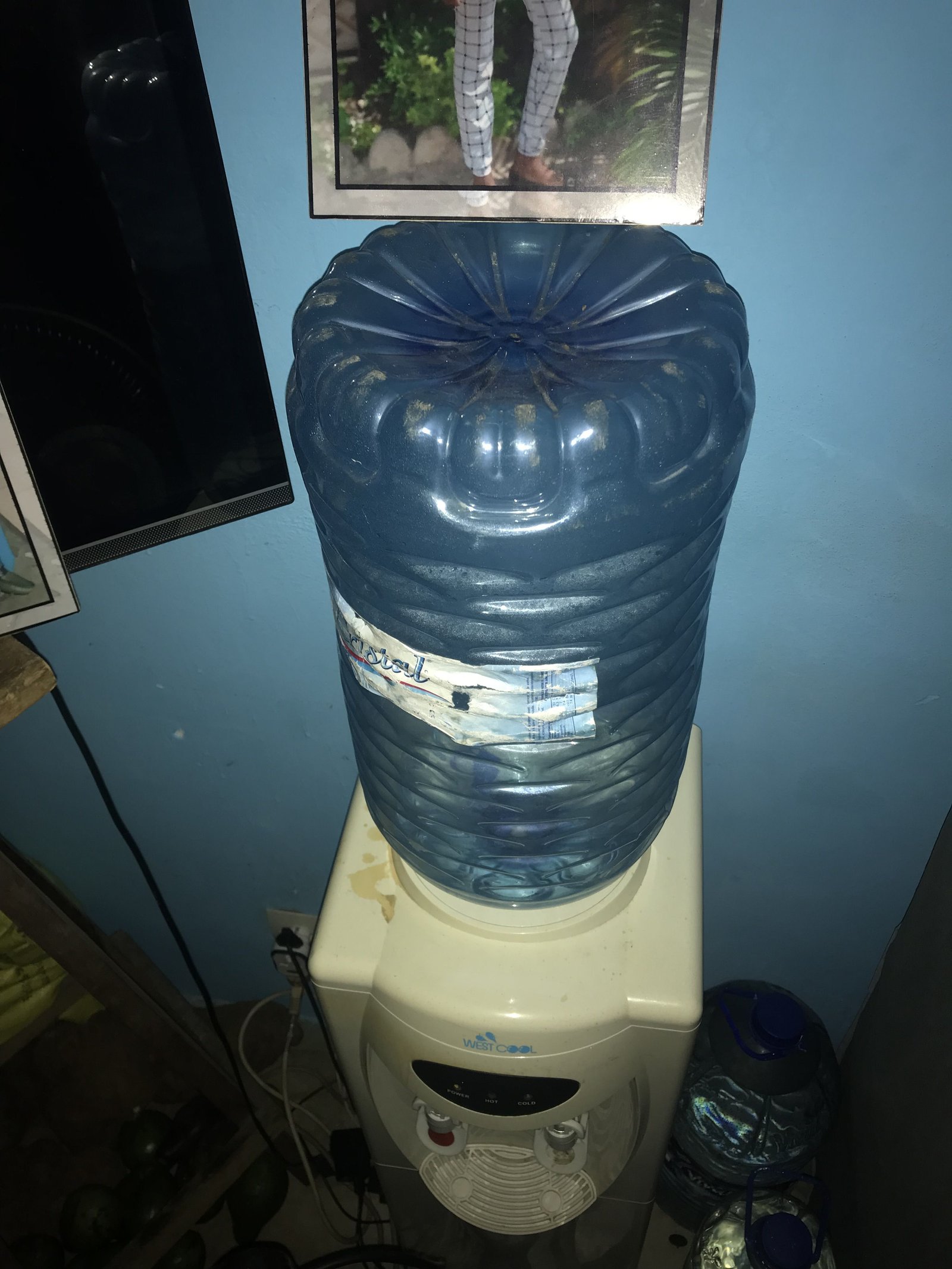 Un distributeur d’eau équipée de sa bonbonne photo gratuite