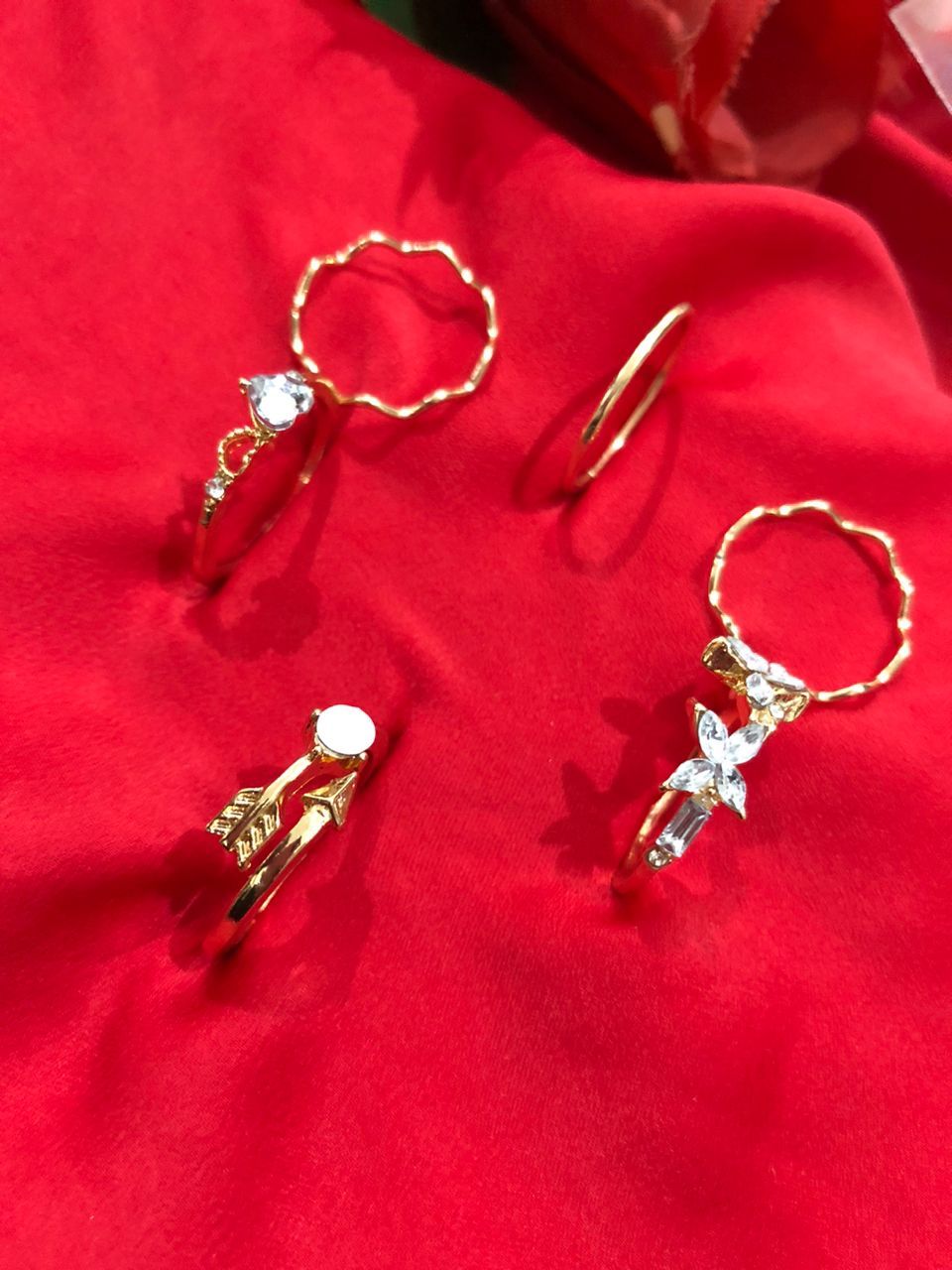 Une gamme de bijoux  sur un tissu rouge photo gratuite