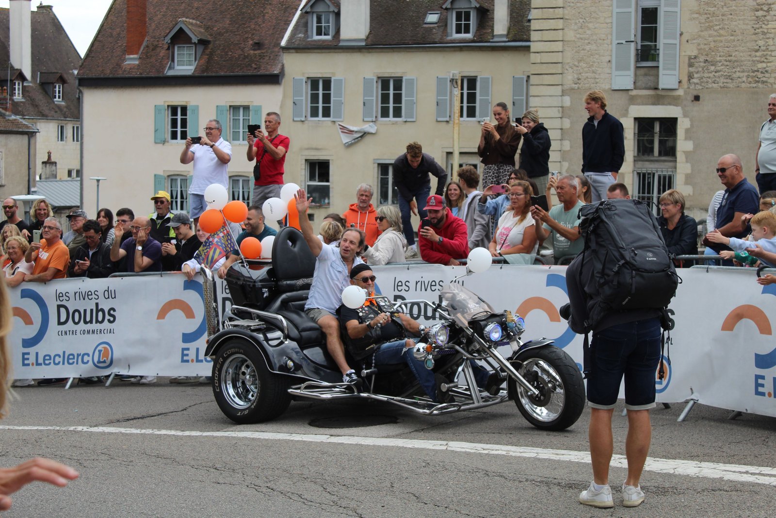Parade festive en moto à Doubs photo gratuite