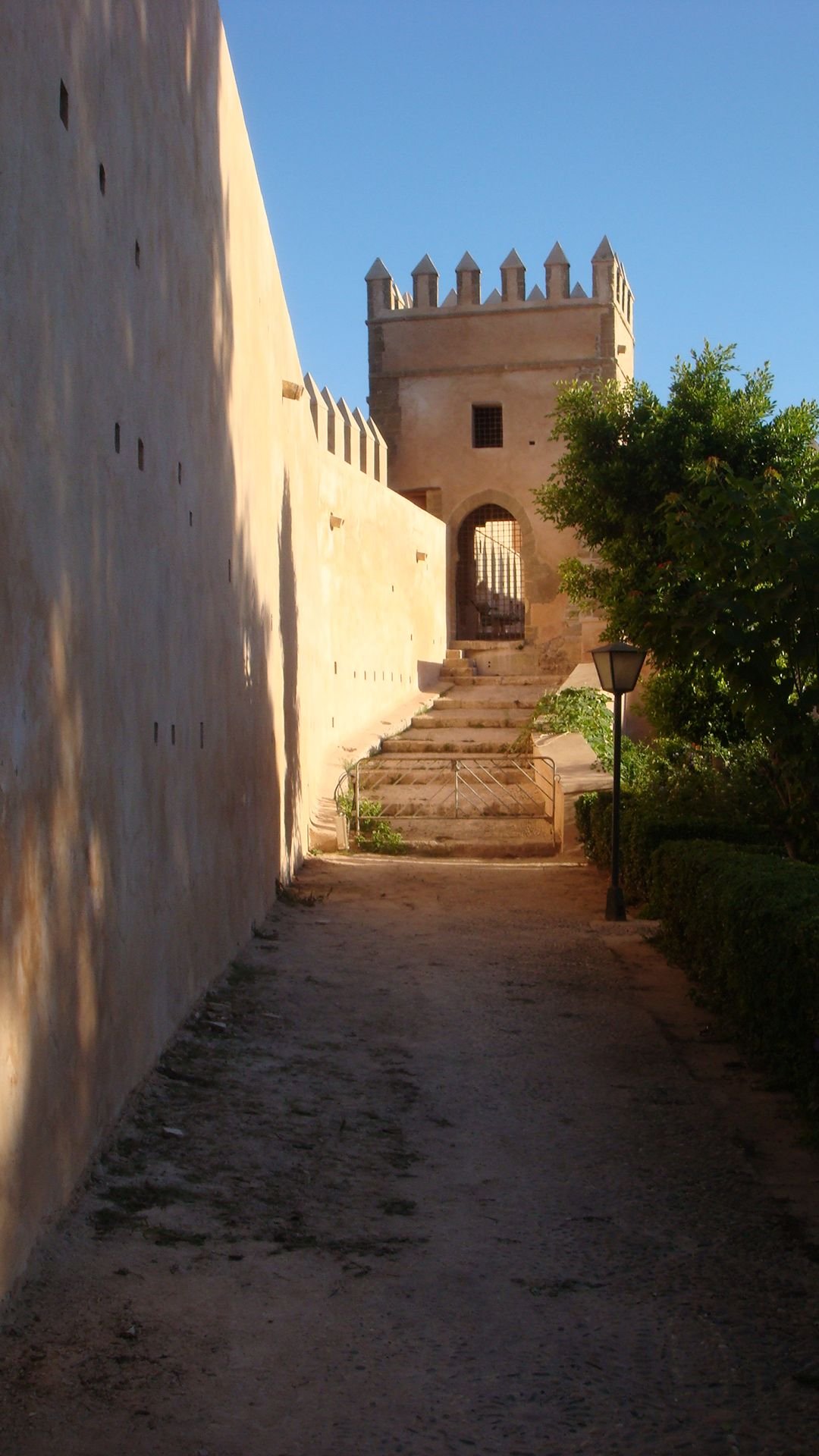 Allée menant à une tour de la Kasbah des Oudayas photo gratuite