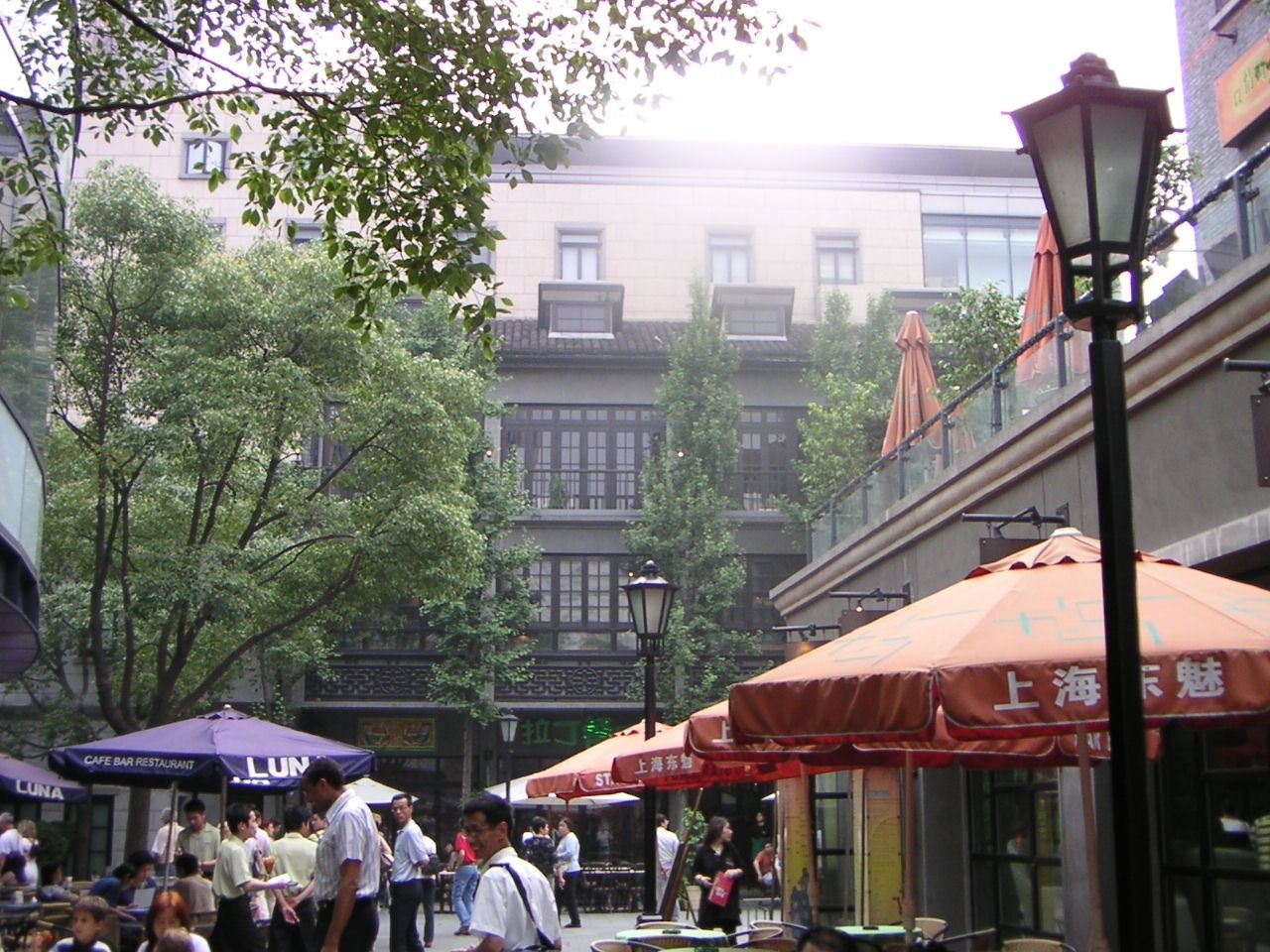 Des personnes dans la zone commerciale de Xintiandi, Shanghai, la place du peuple, Chine, Asie photo gratuite