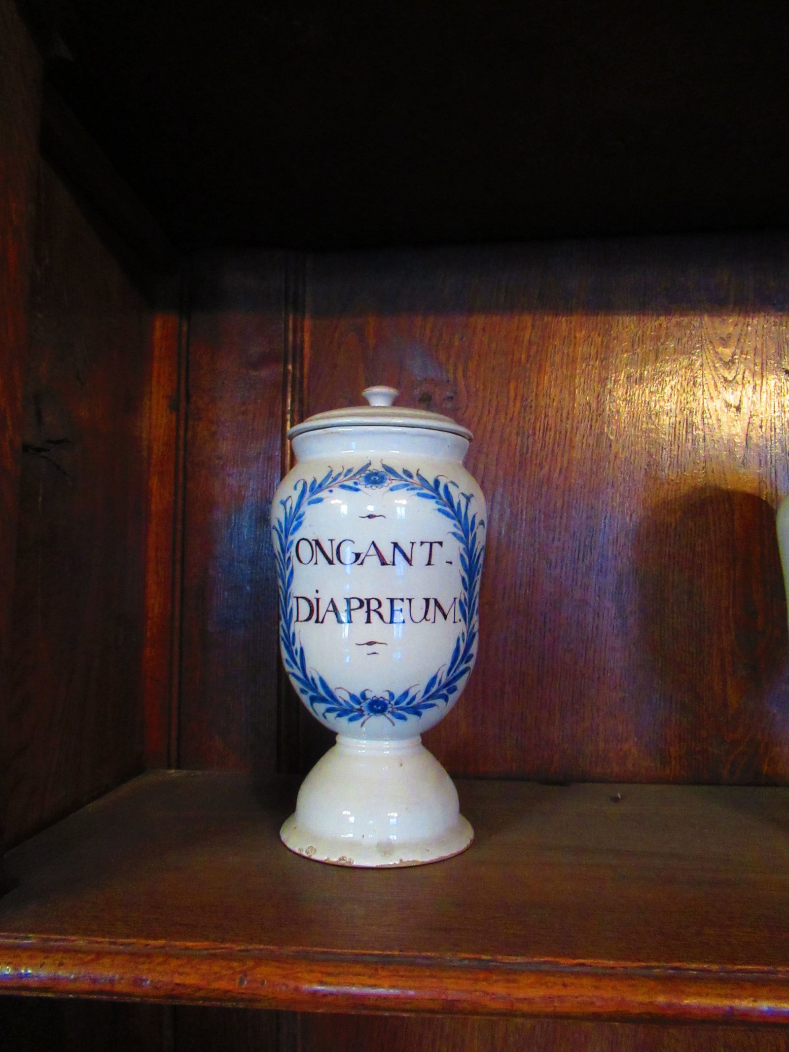 Pot à onguent apothicaire photo gratuite