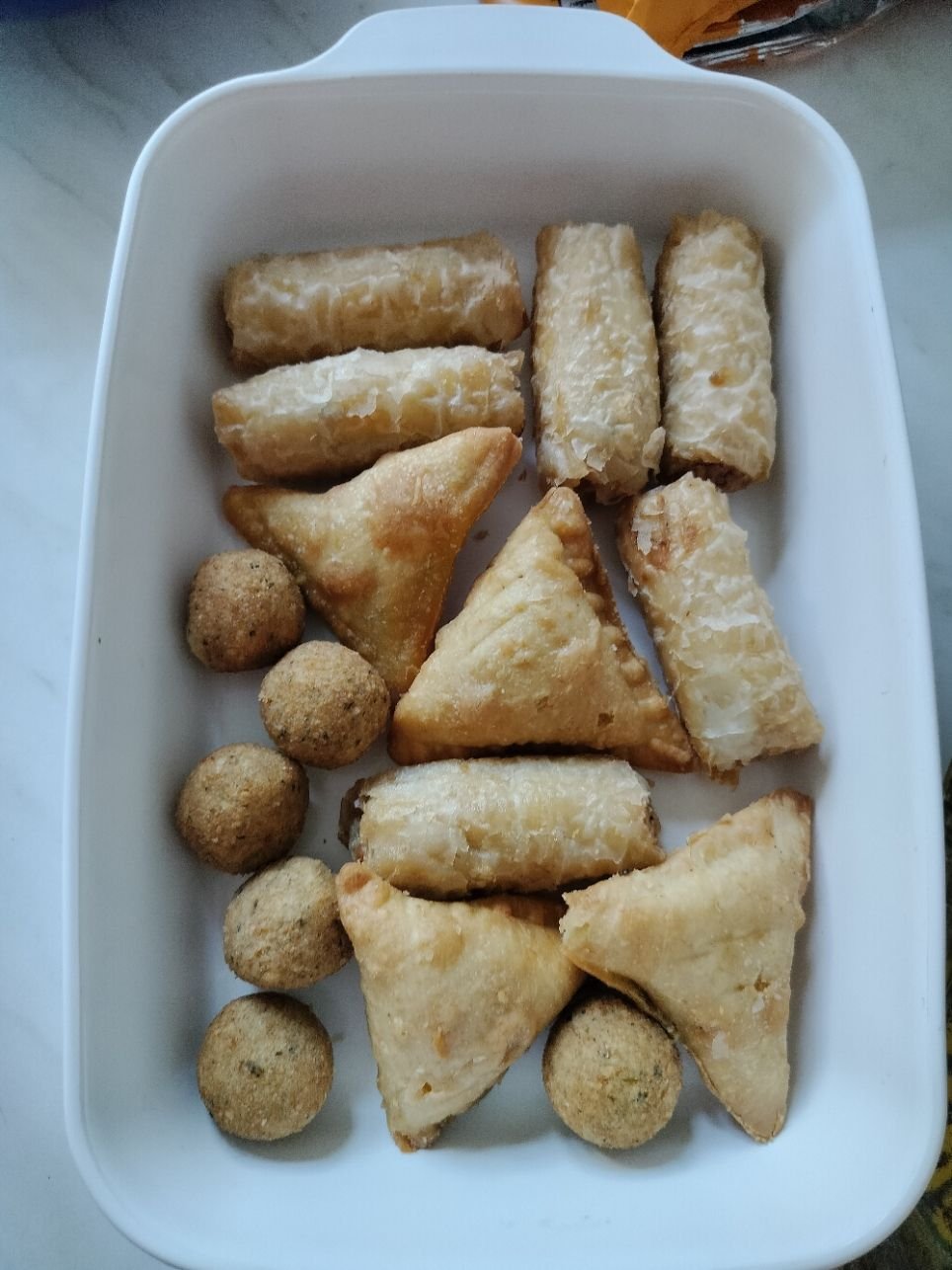 Un plat de samoussas, de rouleaux de printemps et de boulettes frites, photo gratuite