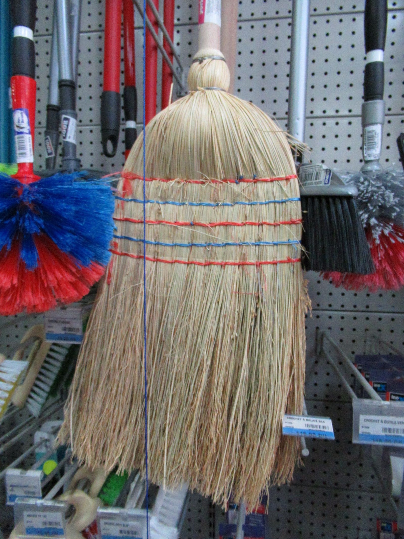 Balais de pailles de riz en vente dans un magasin