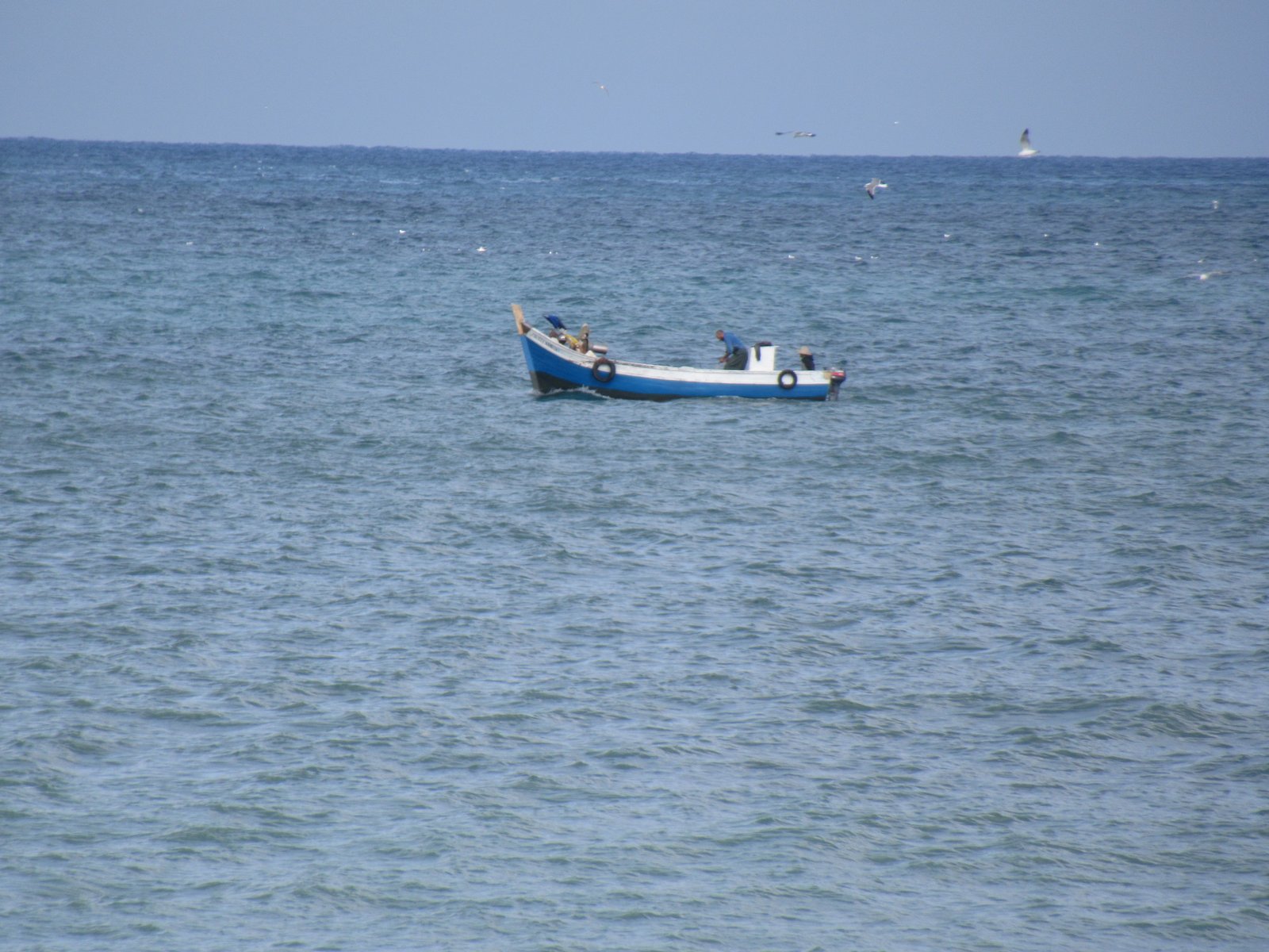 Marin-pêcheur dans sa barque flottant sur la méditerranée photo gratuite