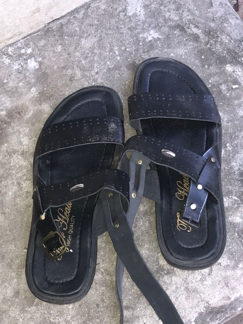 Sandales noires avec boucles métalliques photo gratuites