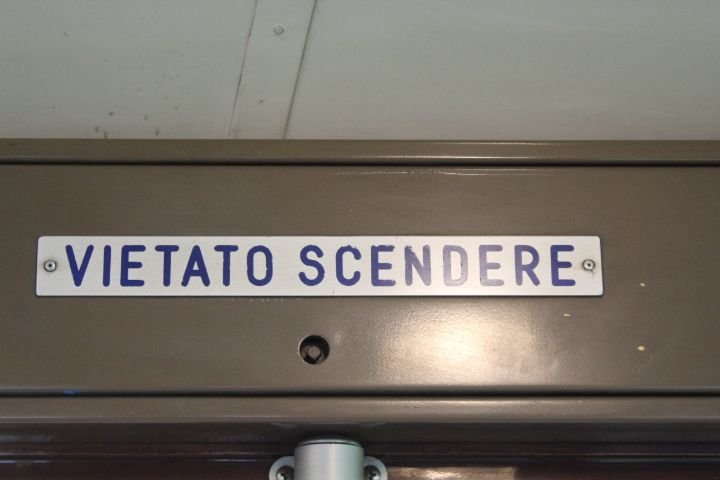 VIETATO SCENDERE, est une phrase en italien qui signifie "Défense de descendre" ou "Interdit de descendre", une description trouvée dans le tramway, photo gratuite