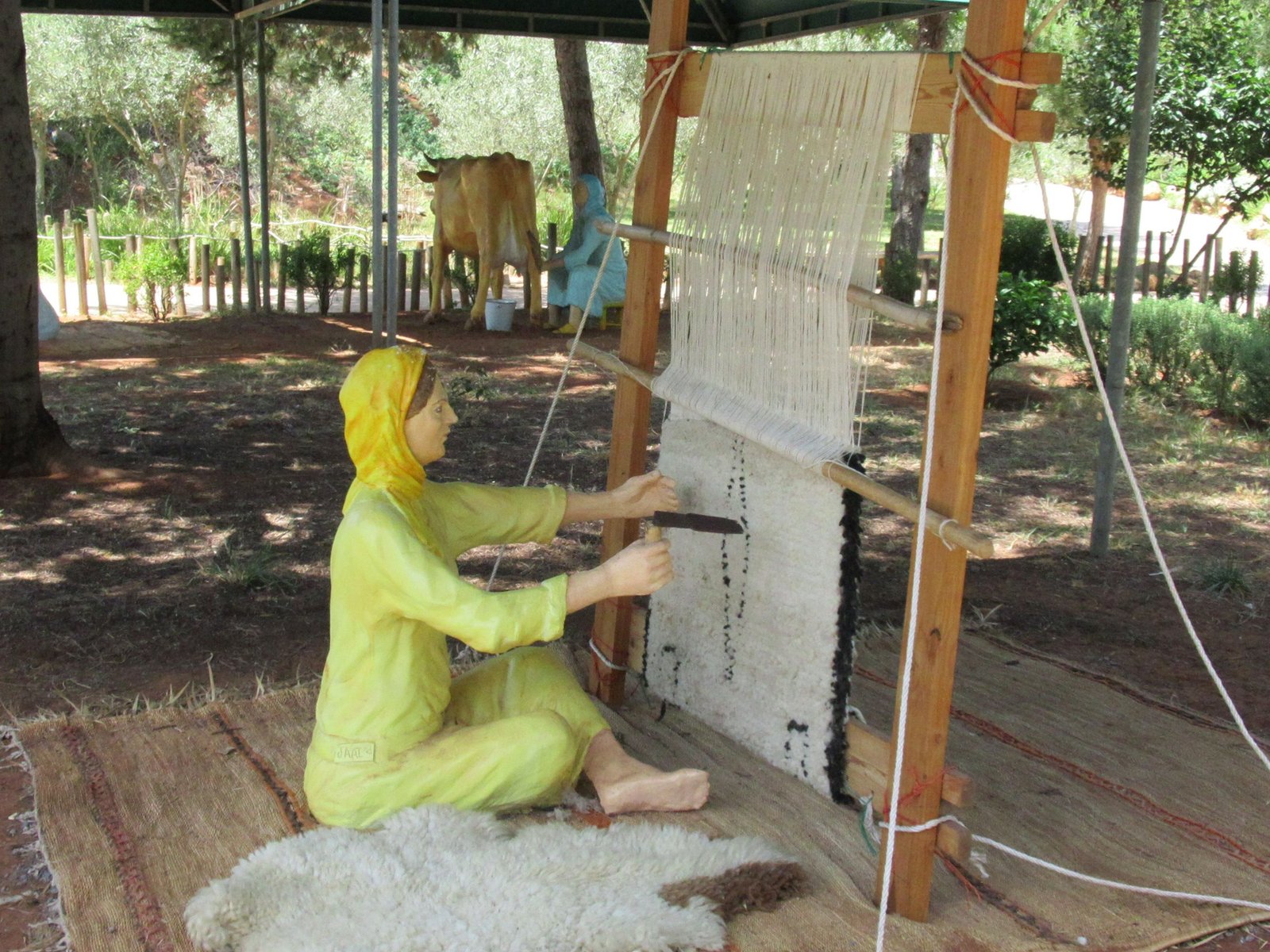 Statue de femme en plein tissage de laine au zoo de Rabat au Maroc photo gratuite