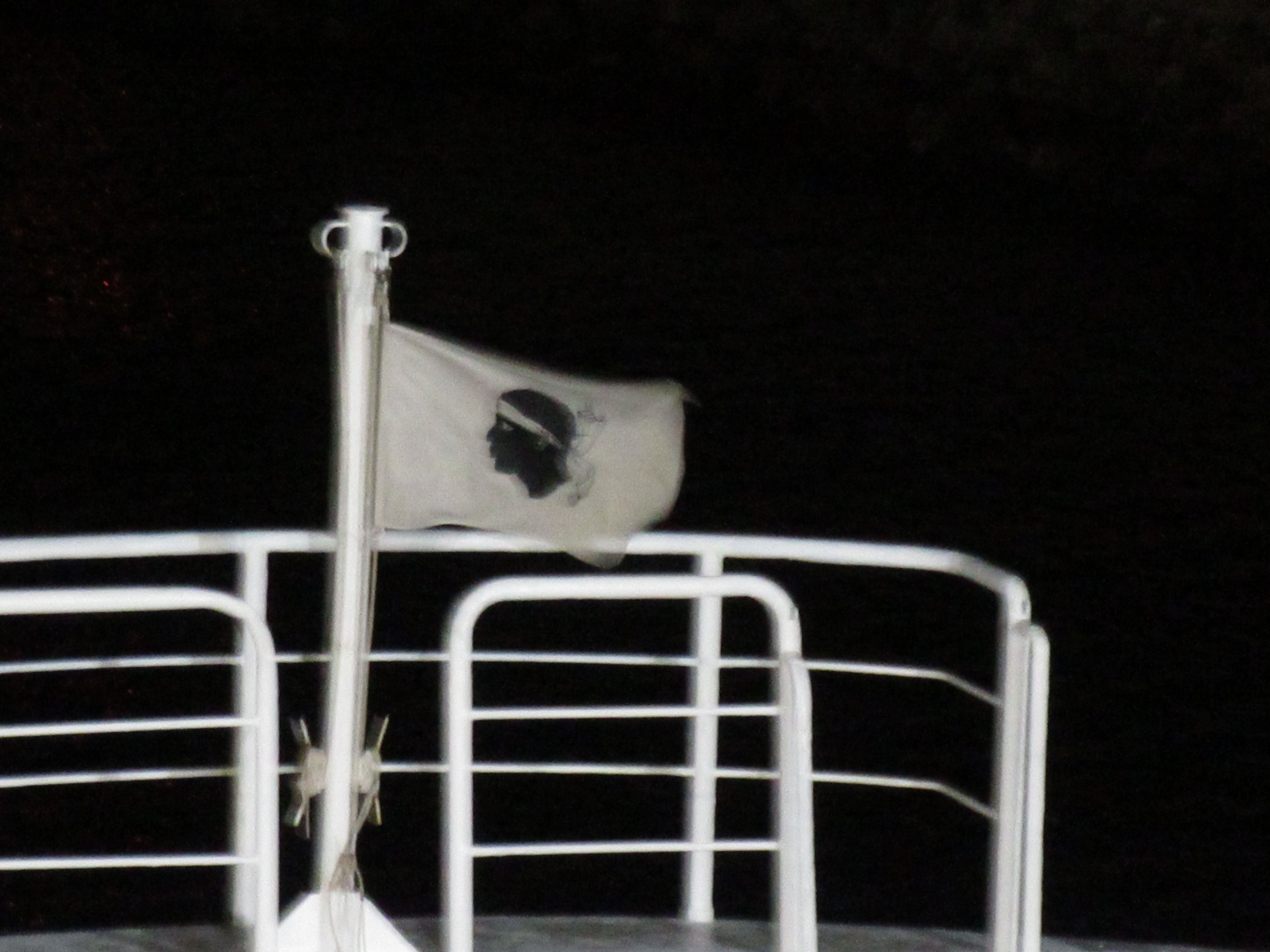 Un drapeau a bord d'un navire photo gratuite - Eine Flagge an Bord eines Schiffes, kostenloses Foto