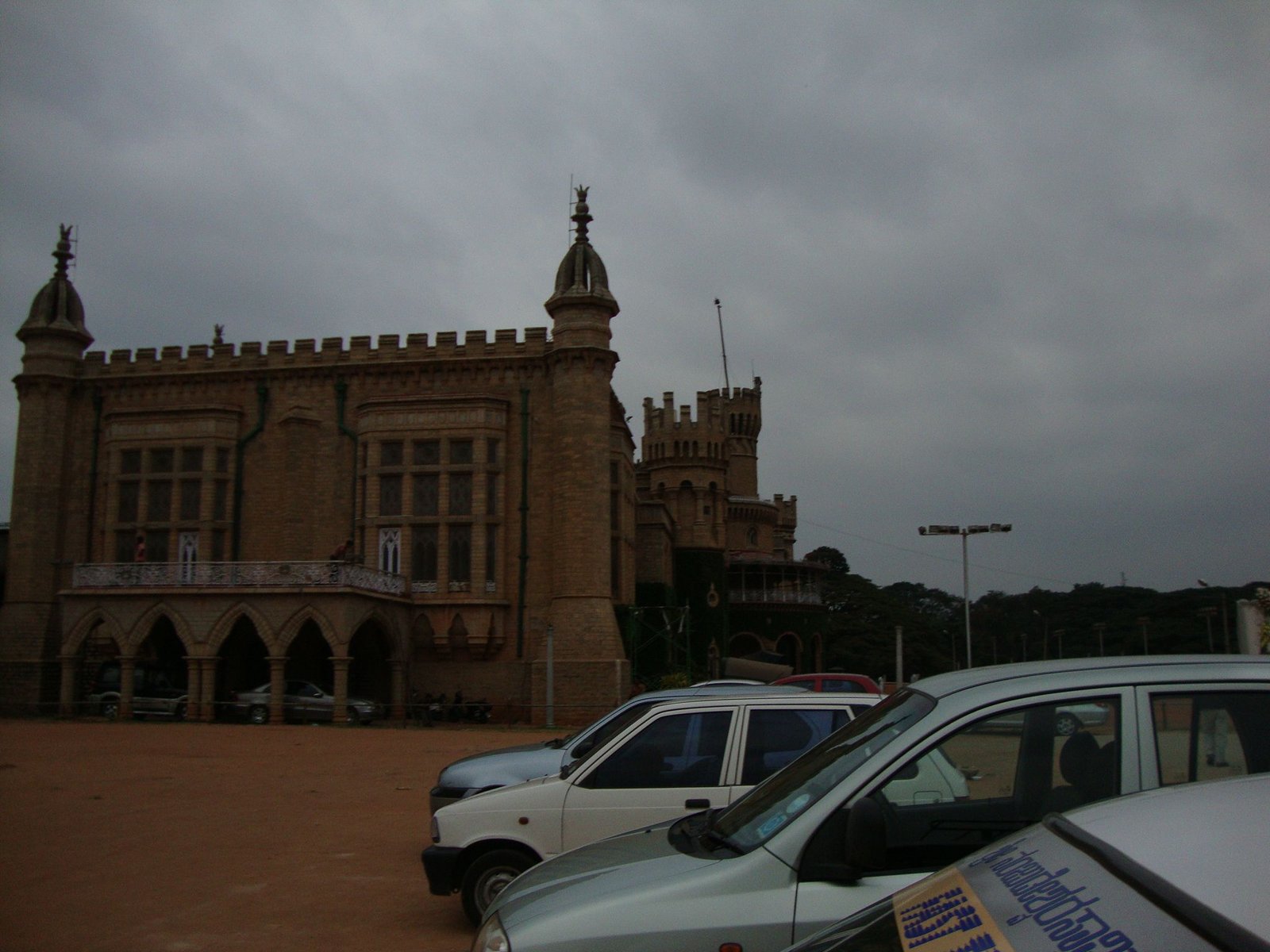 Des voitures garées devant le palais de Bangalore, photo gratuite