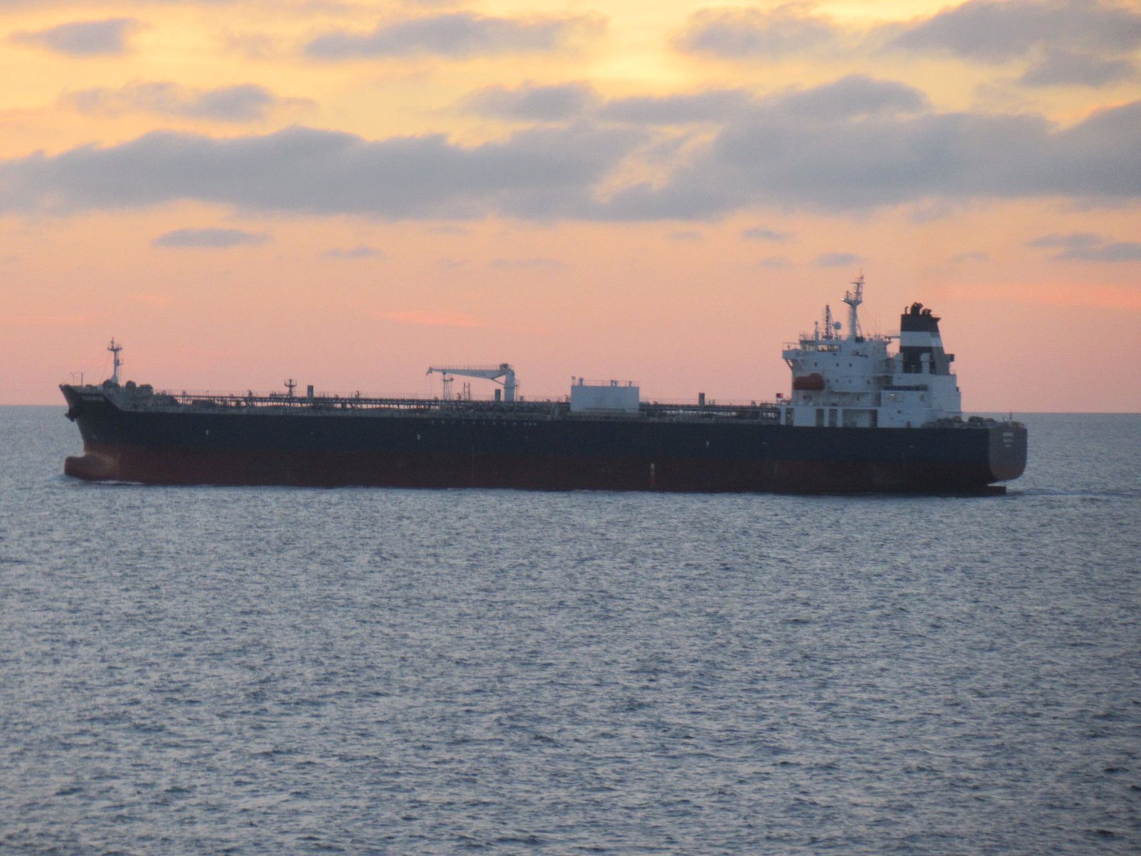 Un navire-citerne vogue dans la mer photo gratuite