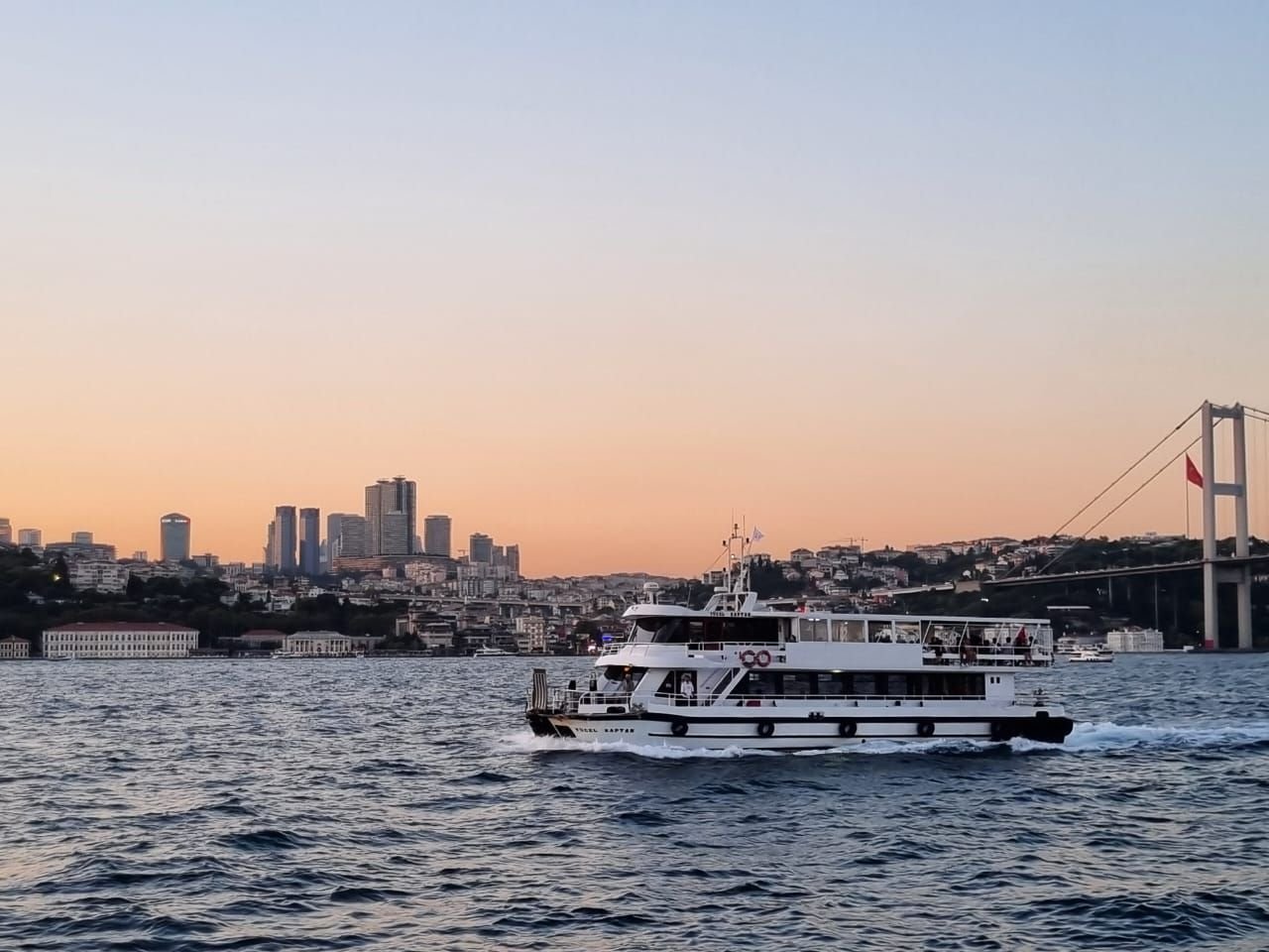 Ferry à passagers naviguant sur le Bosphore en Turquie