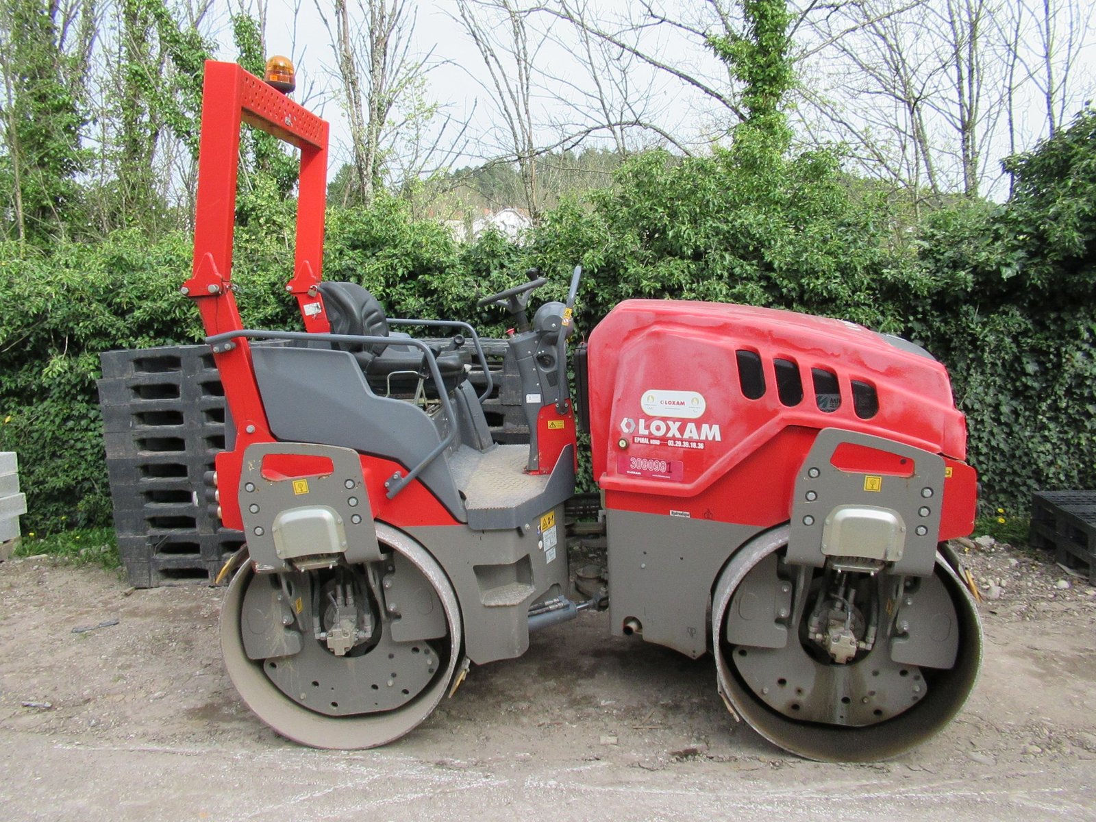 Rouleau compresseur de couleur rouge