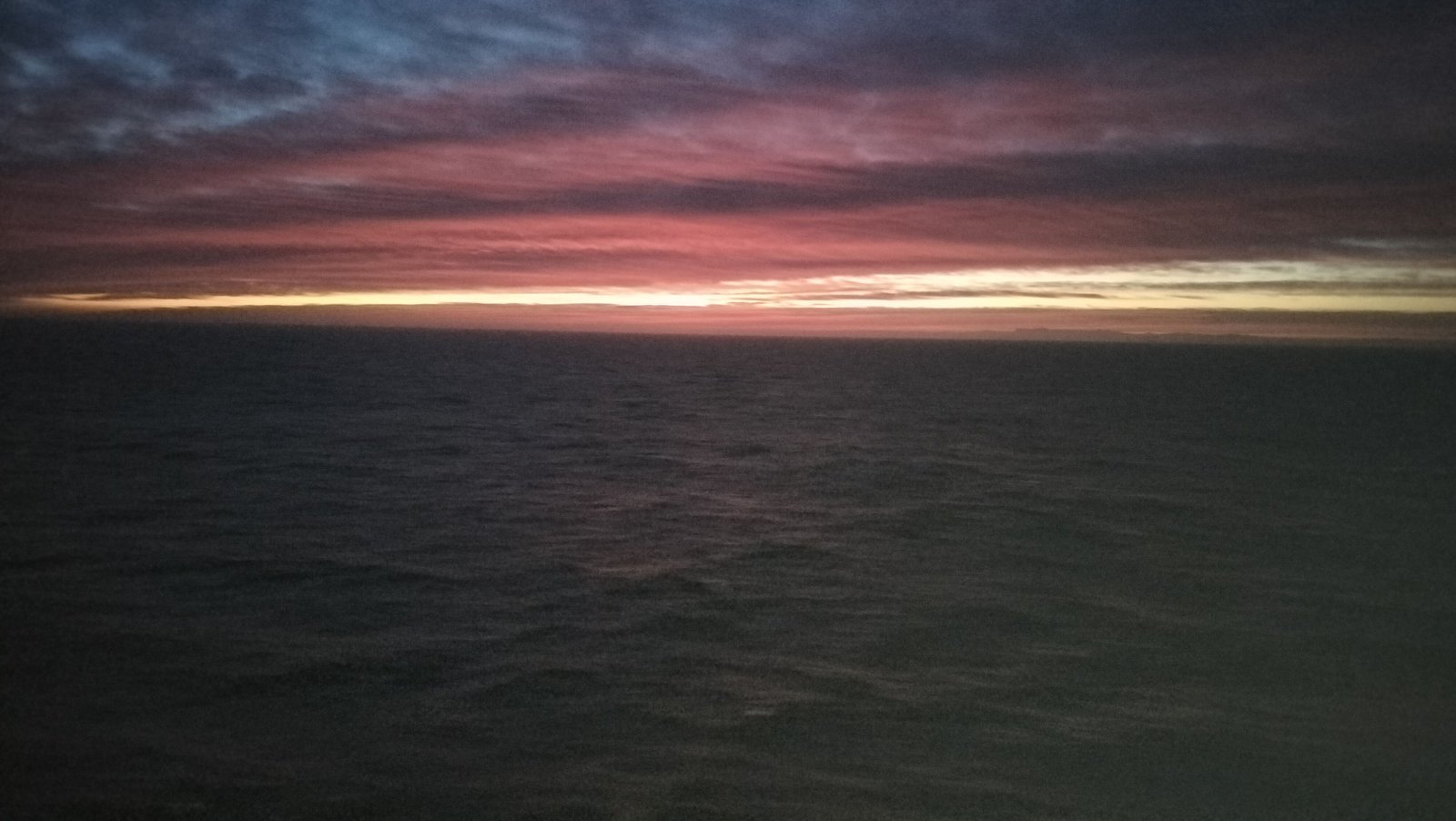 Un coucher de soleil au-dessus de l'océan, photo gratuite