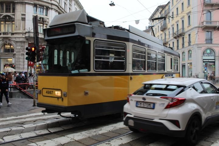 Un tramway circulant dans la ville de Milan, photo gratuite