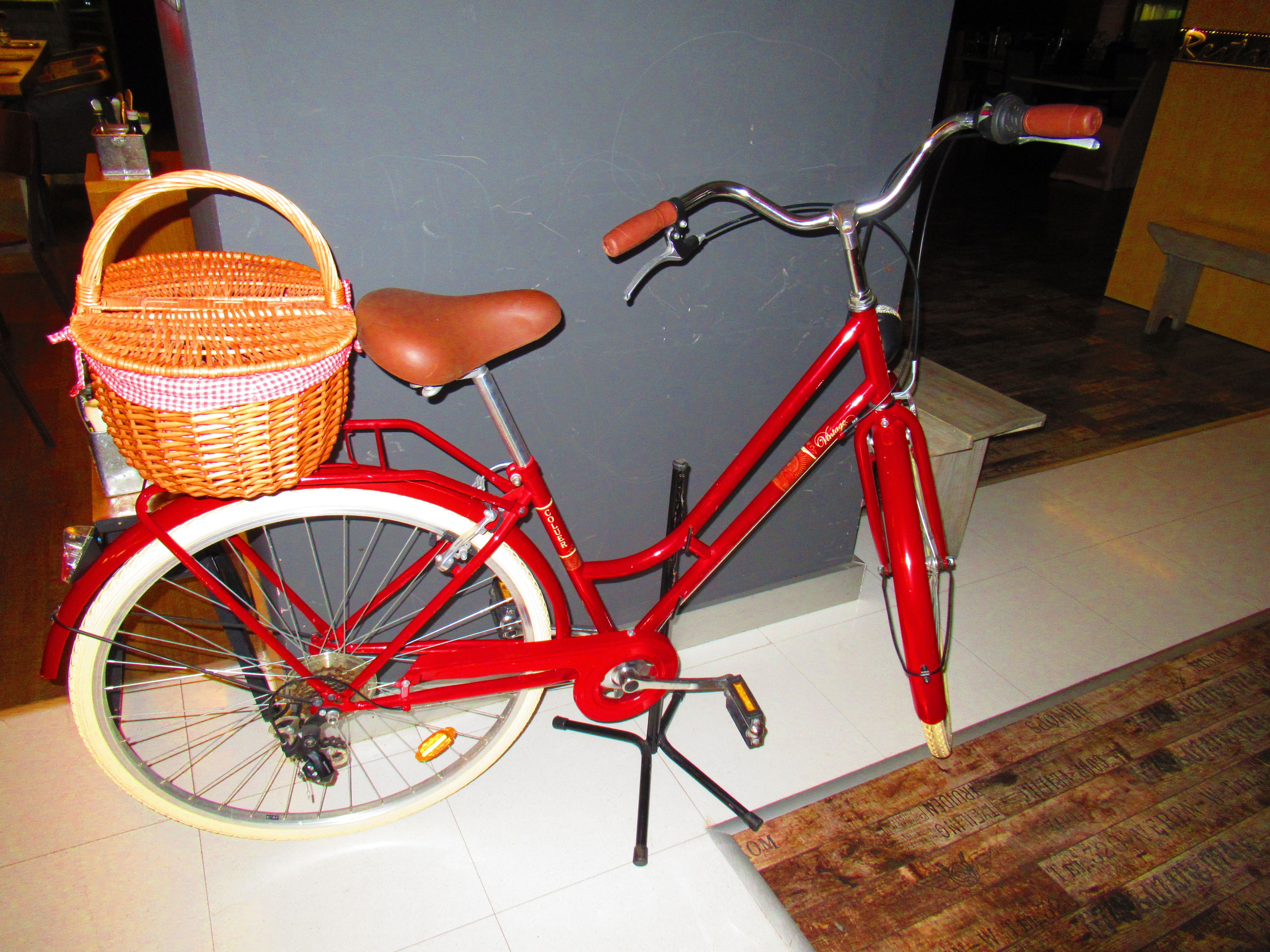 Vélo rouge à panier, vélo de ville
