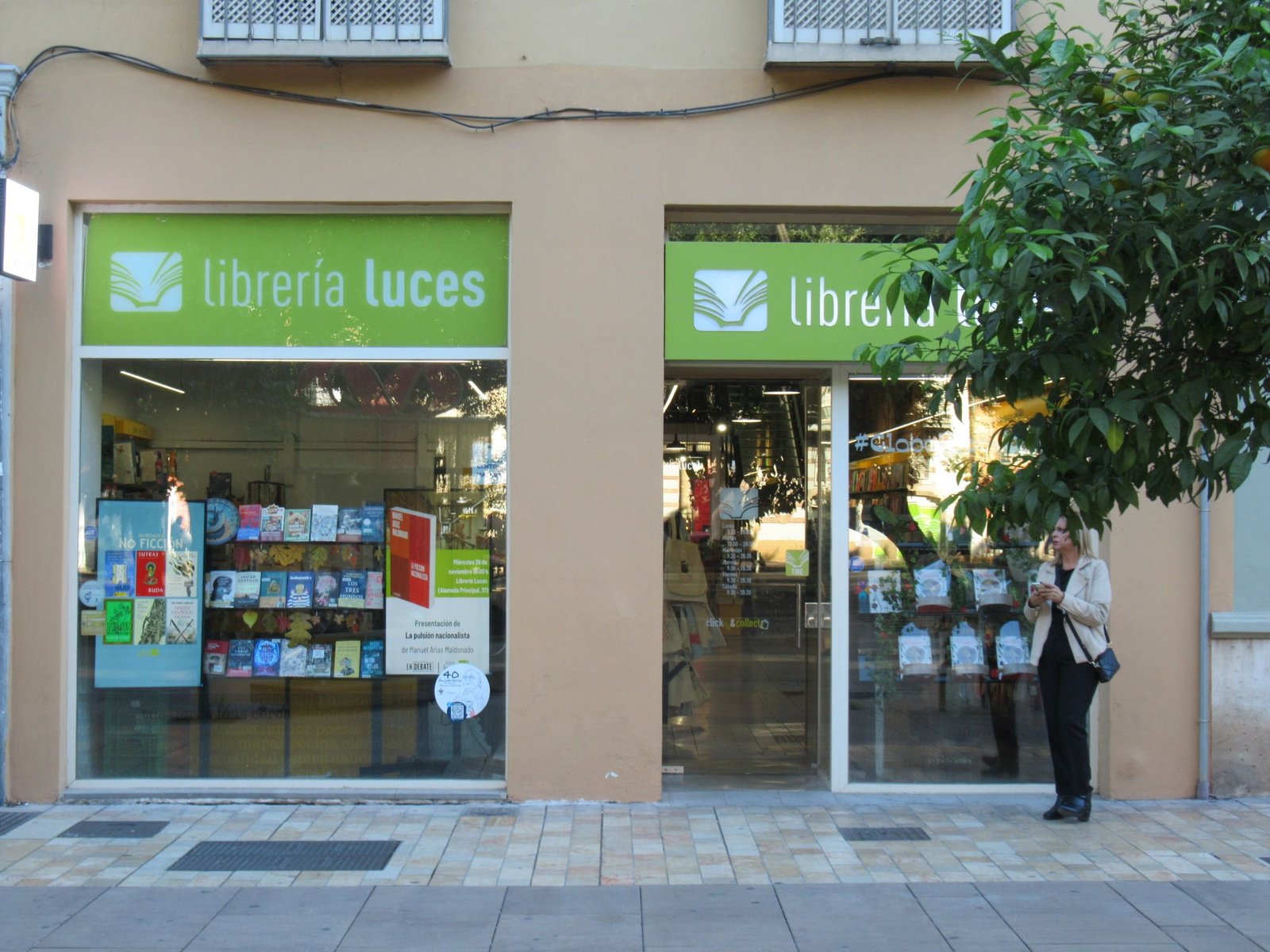 La devanture de la librairie Luces, située dans le centre de Malaga, en Espagne, photo gratuite