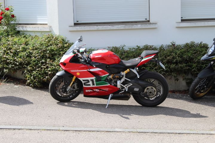 Ducati Panigale V2, moto de sport garée, photo gratuite
