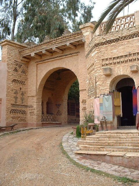 Porte en pierre sculptée et escalier menant à un espace artisanal photo gratuite - Geschnitzte Steintür und Treppe, die zu einem Bastelraum führt, kostenloses Foto