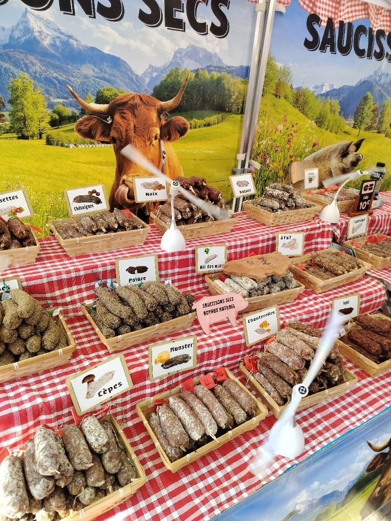 Un étal de marché vendant des saucissons secs, photo gratuite