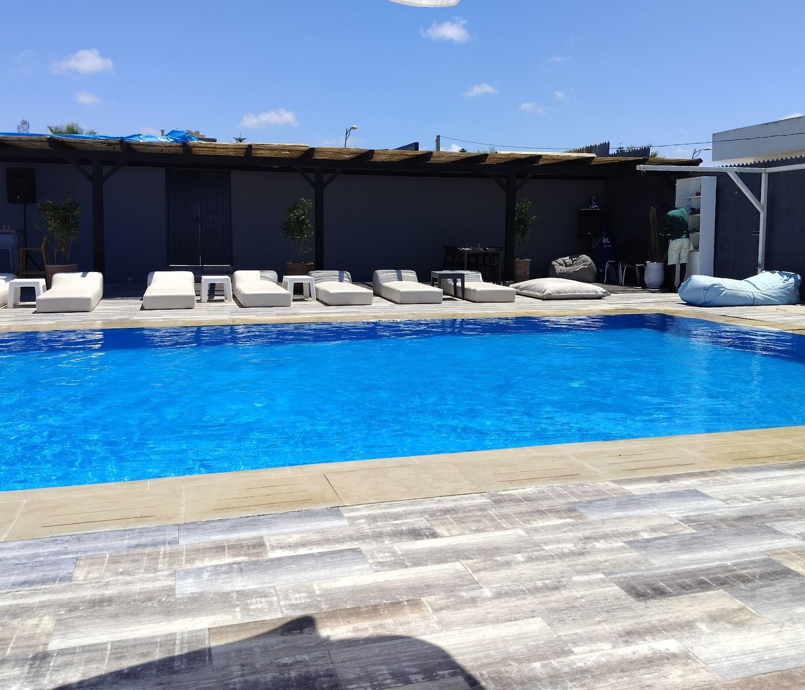 Détente : transats au bord de la piscine