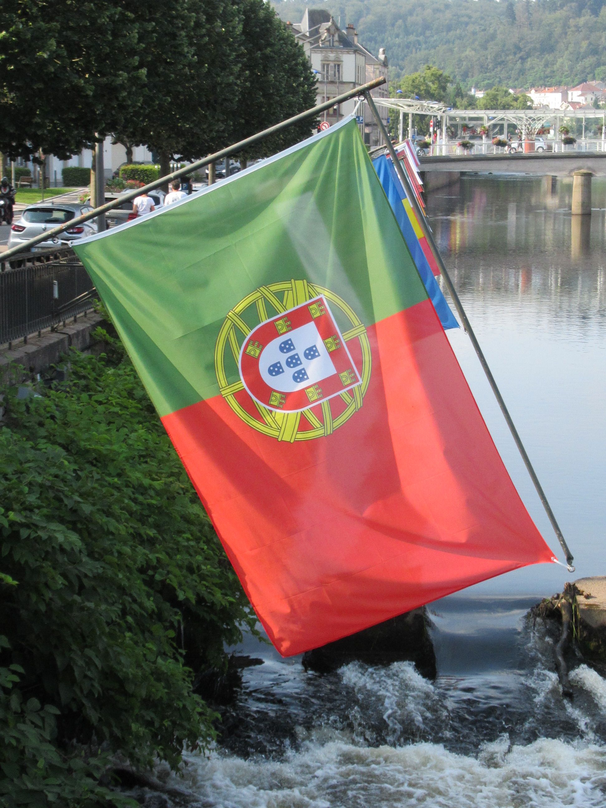 Le drapeau portugais flottant au-dessus d'une rivière photo gratuite - Die portugiesische Flagge weht über einem Fluss, kostenloses Foto