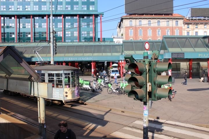 Piazzale Luigi Cadorna à Milan, en Italie, avec un accent sur la gare de Cadorna et ses environs, vélo en libre service, feu de circulation, photo gratuite