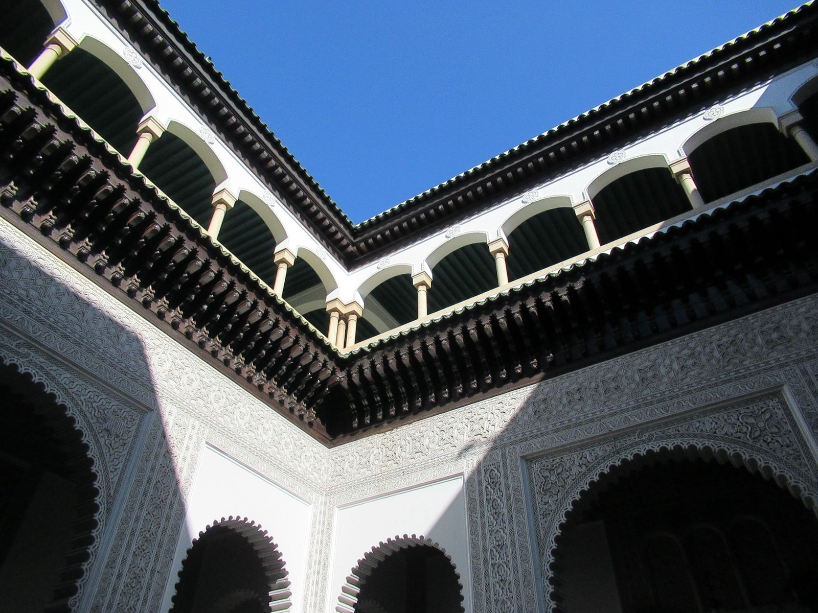 Des plafonds en bois de cèdre sculpté palais Mechouar à Casablanca, photo gratuite