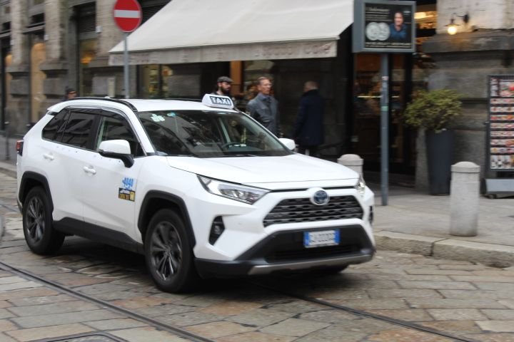 Un taxi Toyota RAV4 circulant dans la ville de Milan, photo gratuite