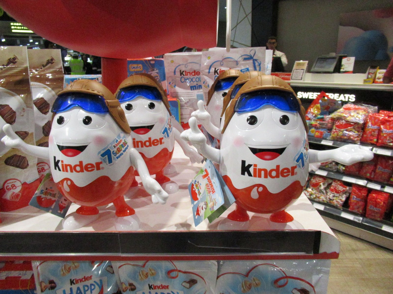 Jouets publicitaires Kinder dans un supermarché