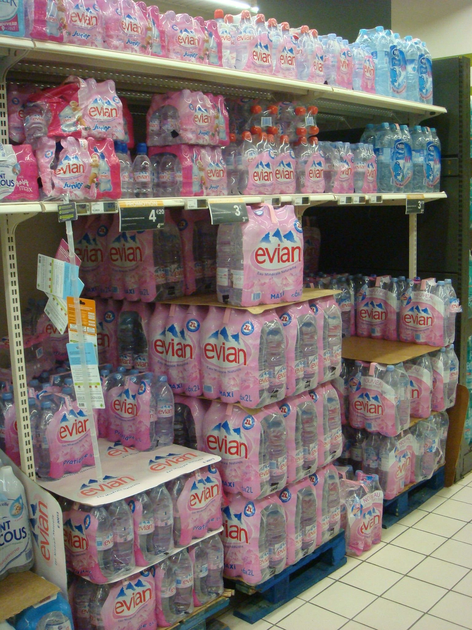 Paques d'eau de marque Evian en rayon dans un magasin