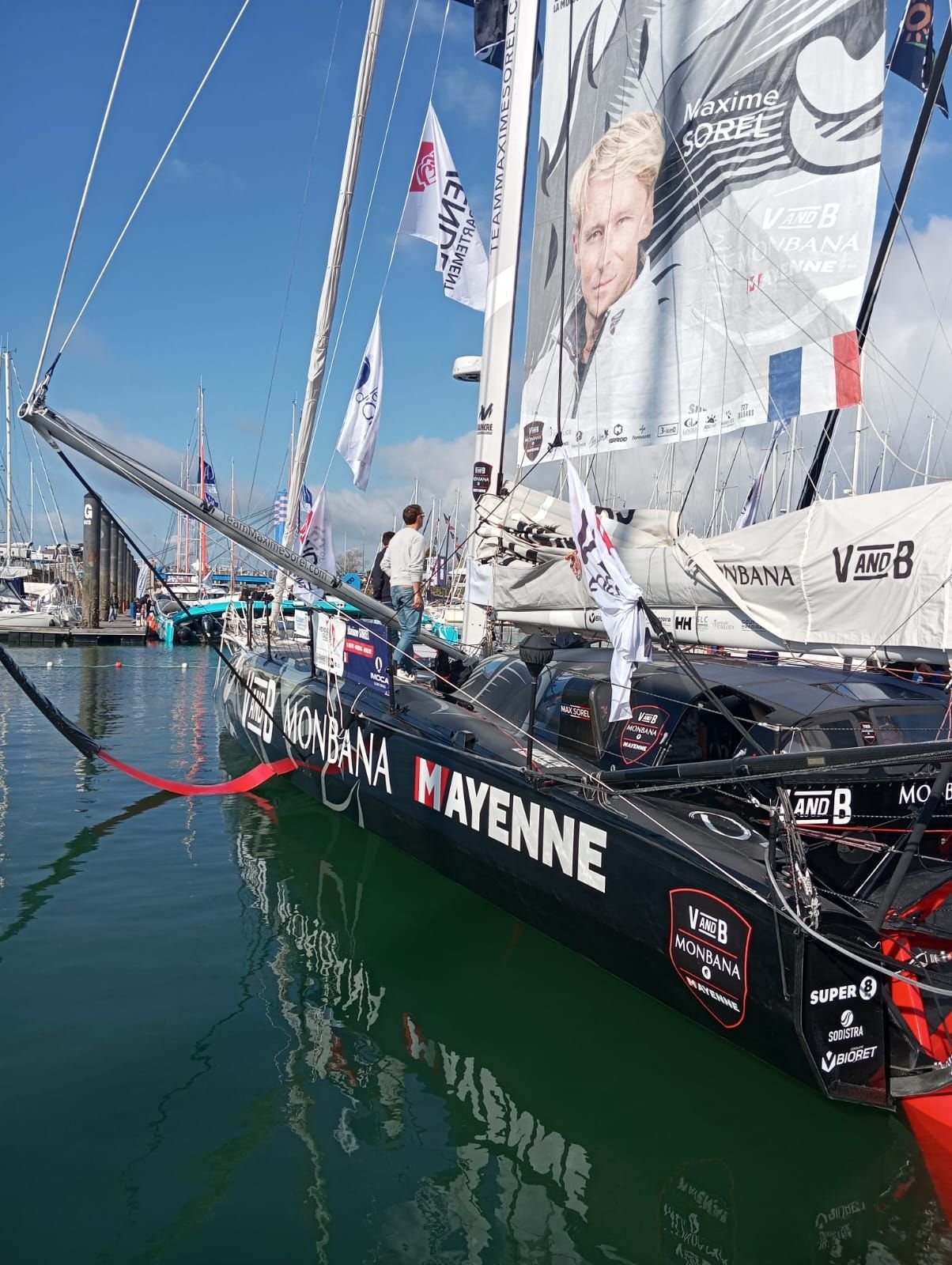 Voilier V and B Monbana Mayenne de Maxime Sorel au départ du Vendée Globe photo gratuite