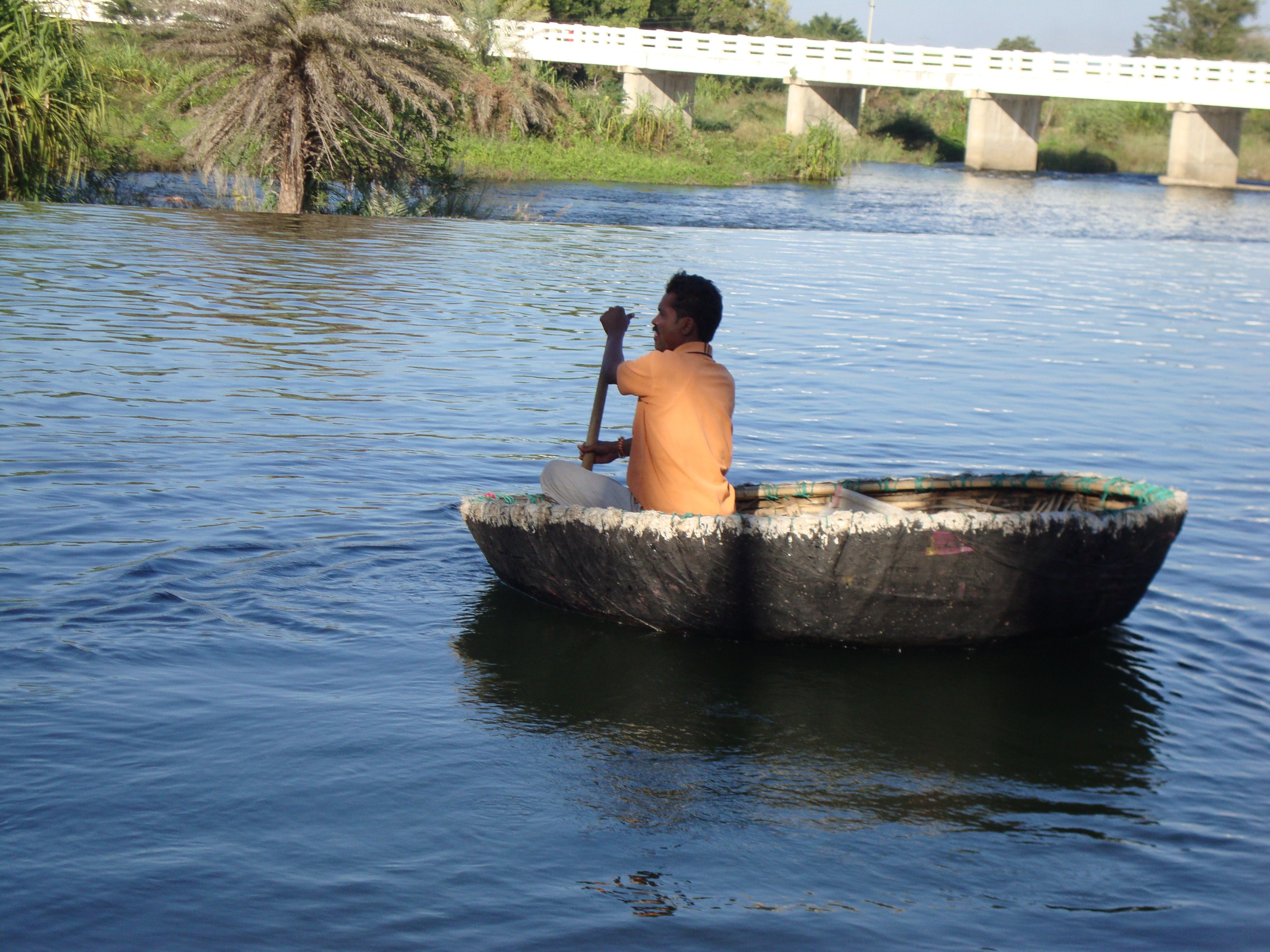 Un homme dans une barque sur l'eau, photo gratuite