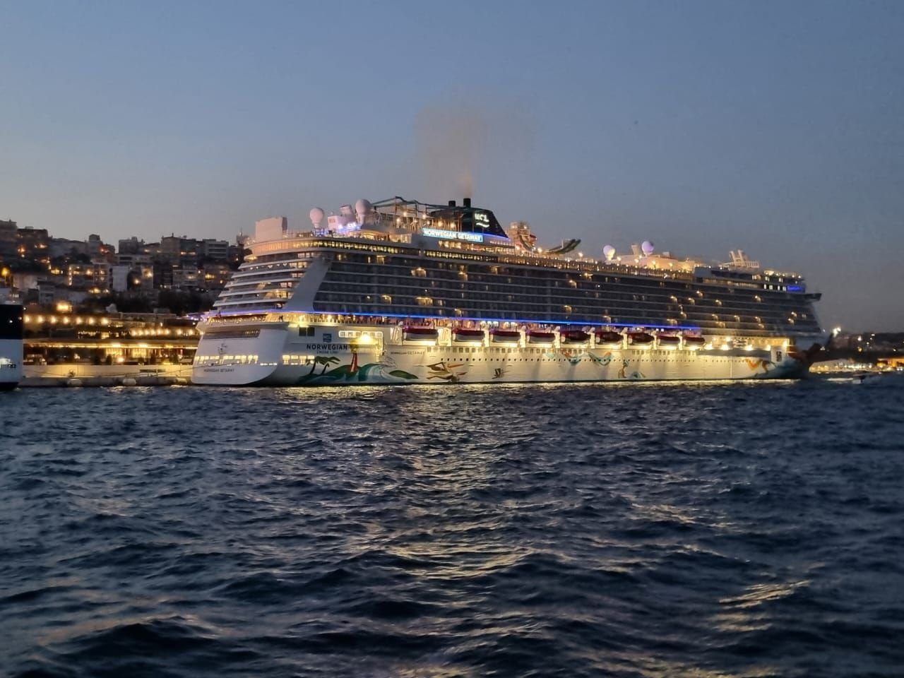 Grand bateau de croisière Celebrity Millennium sur la mer noire à Istanbul photo gratuite