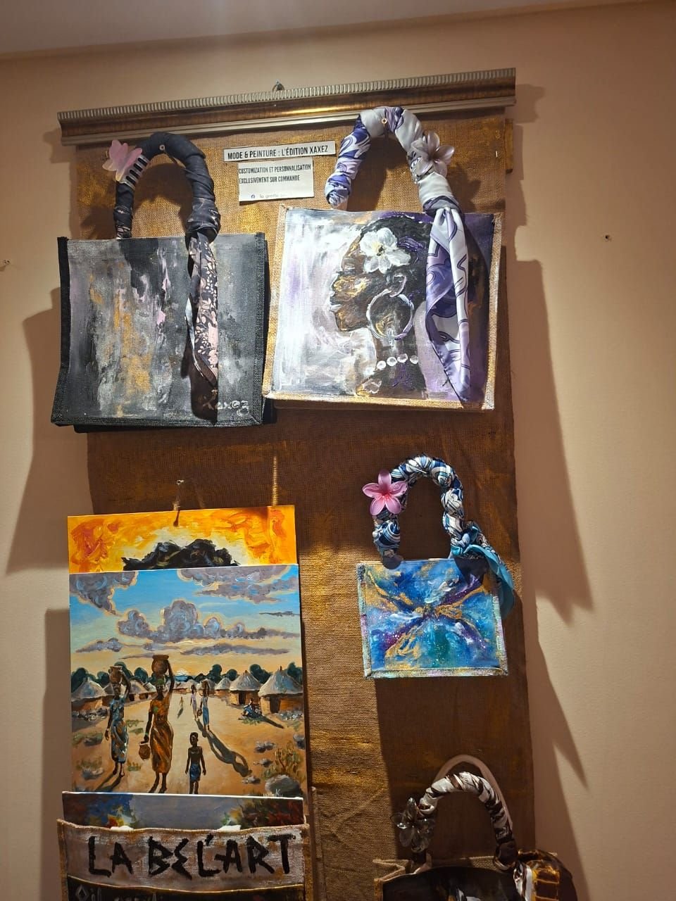 Une exposition des sacs personnalisé, peints à la main, photo gratuite