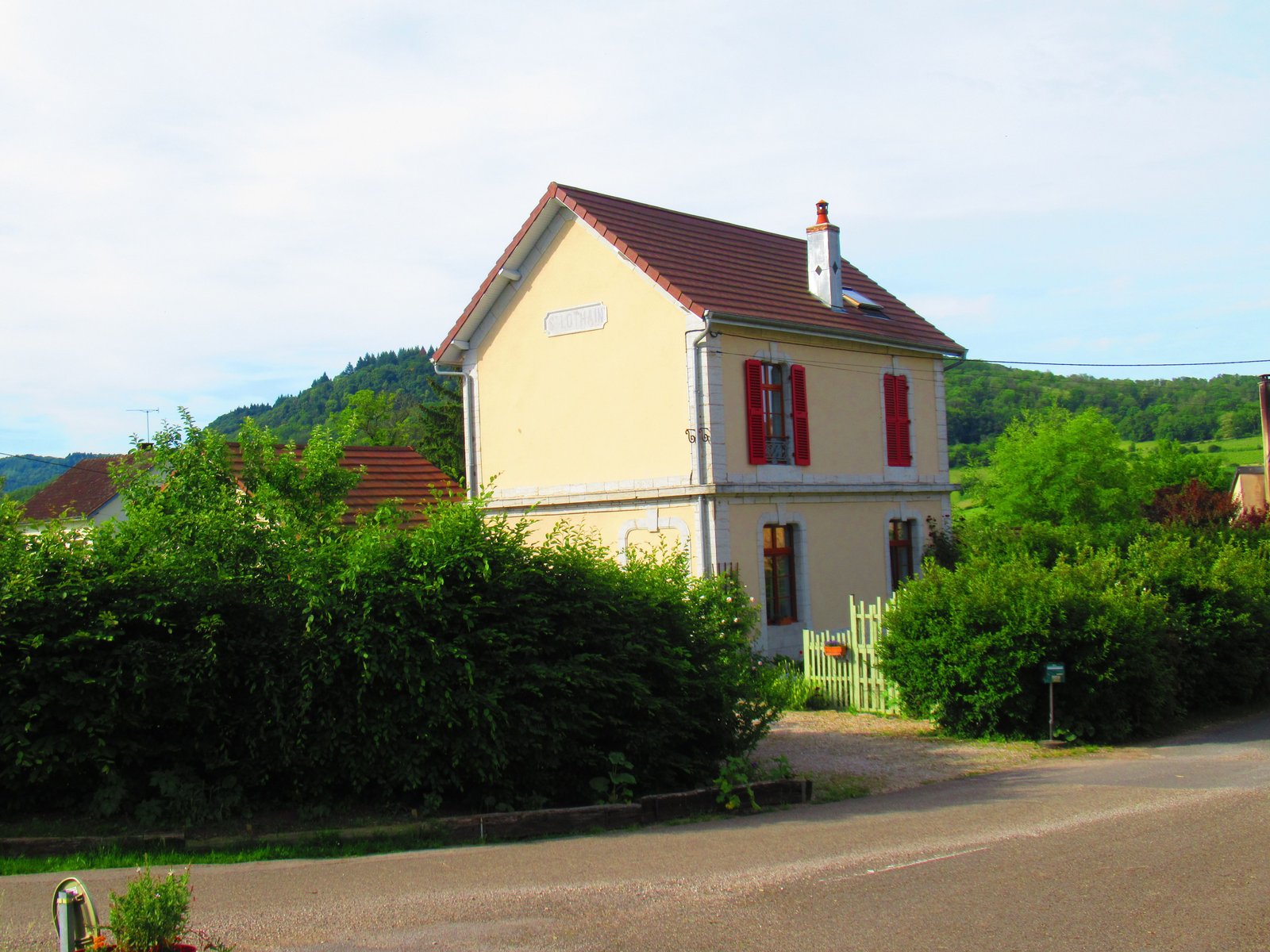 Une maison en étage dans la campagne, photo gratuite
