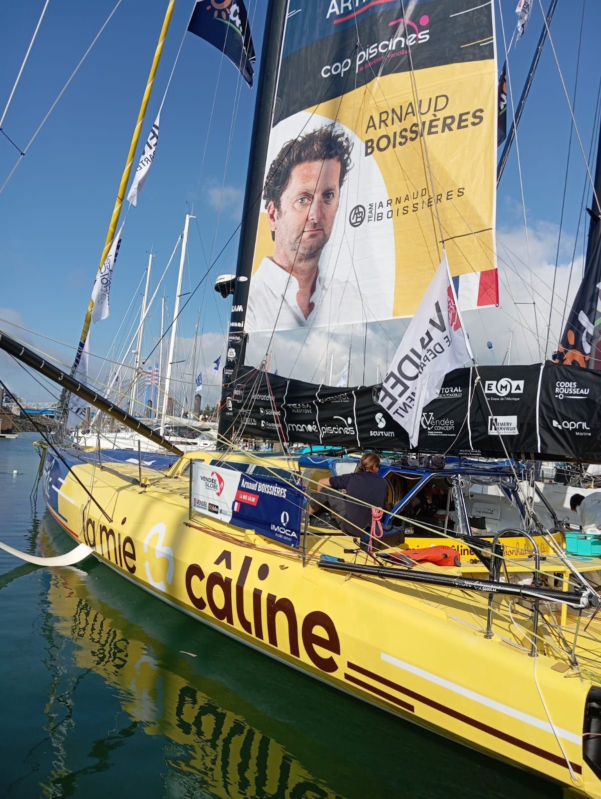 Bateau La Mie Câline d'Arnaud Boissières au Vendée Globe 2024 photo gratuite