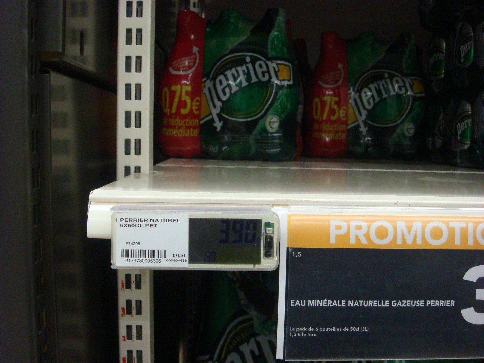 Eau minérale gazeuse en promotion dans un supermarché