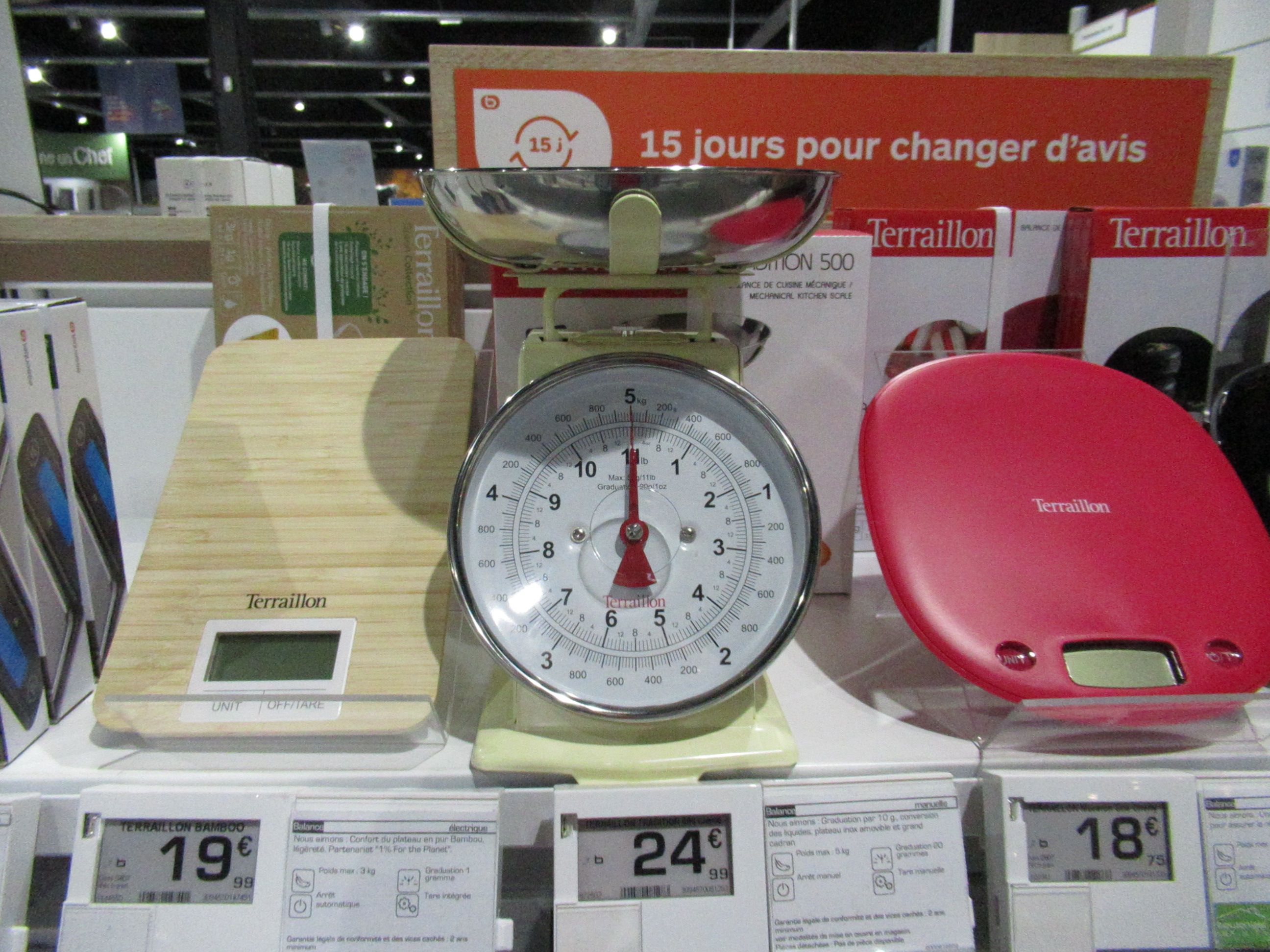 Balances de cuisine en vente dans un magasin