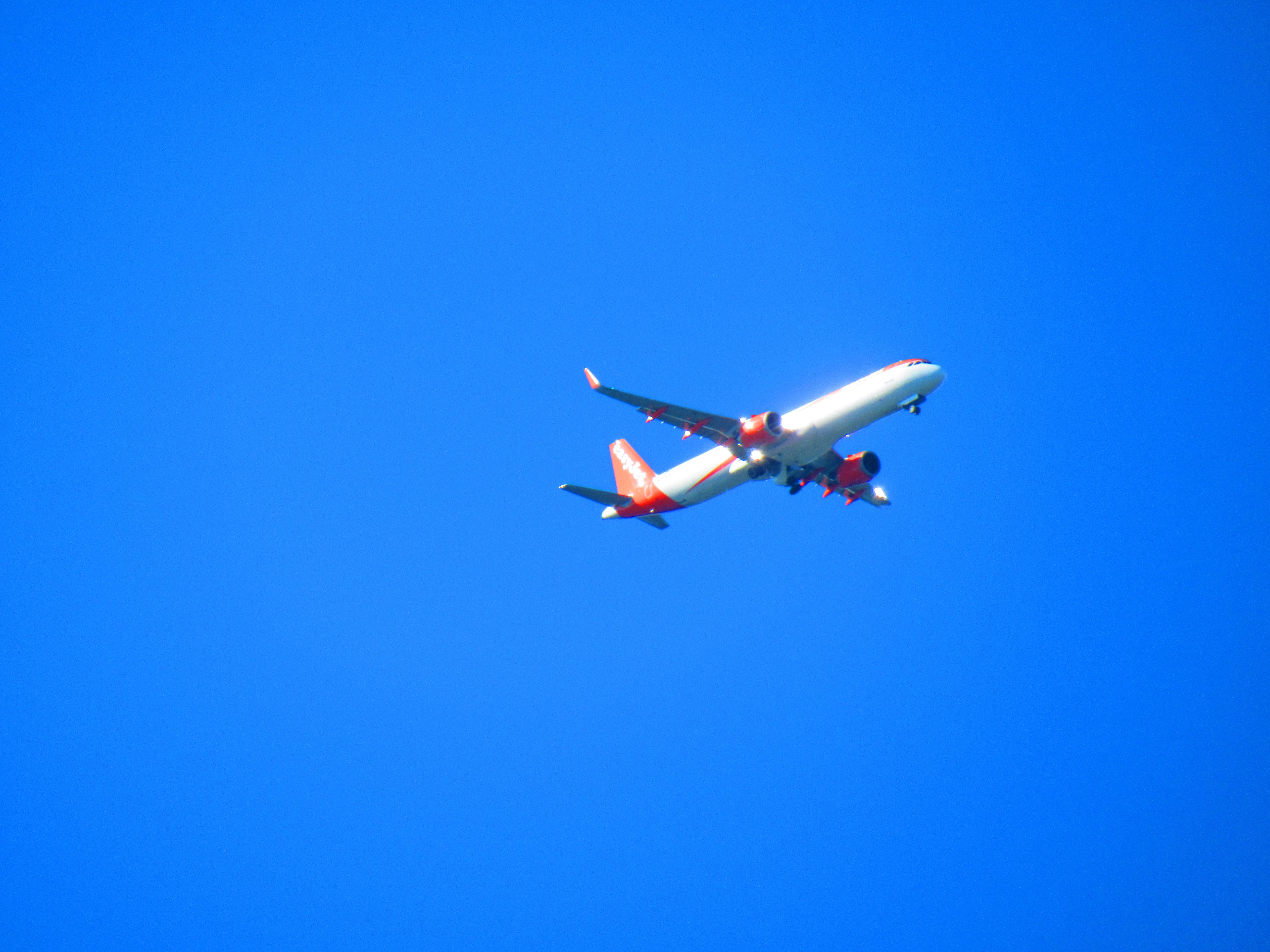 Transport aérien easyjet dans le ciel bleu