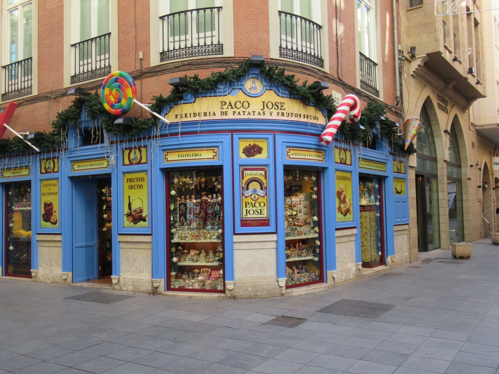 Un magasin spécialisé dans les pommes de terre frites et les fruits secs, situé à Malaga, photo gratuite