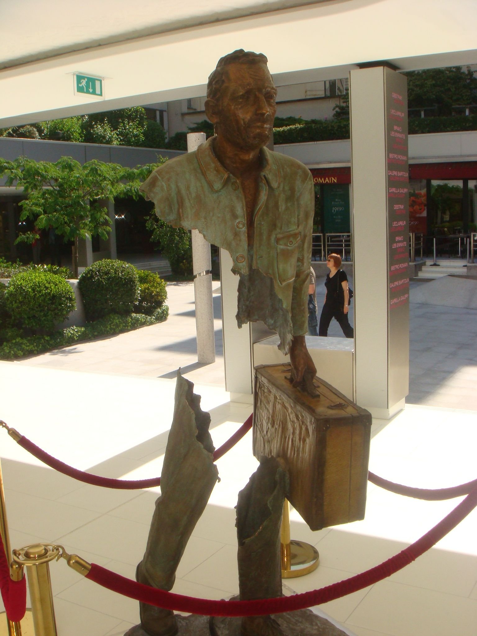 Sculpture du voyageur incomplet à Monte-Carlo, Monaco photo gratuite