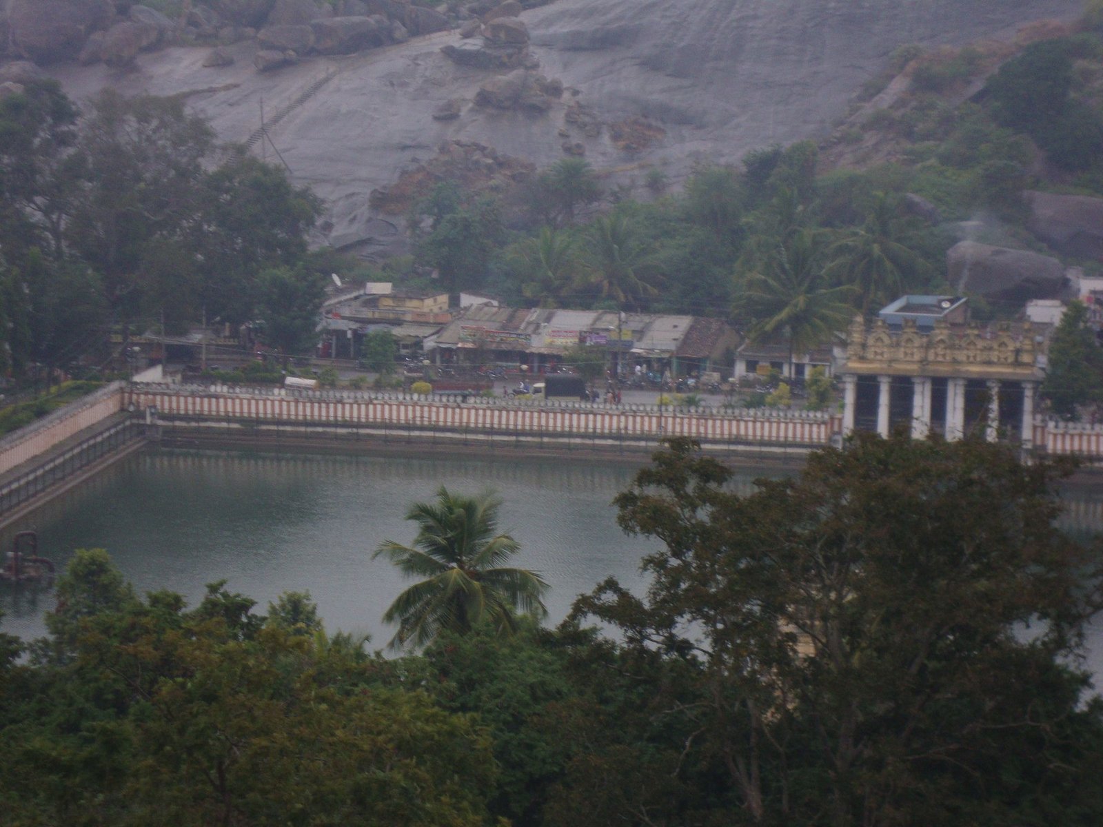 Un étang au centre de pèlerinage Shravanabelagola en Inde, photo gratuite