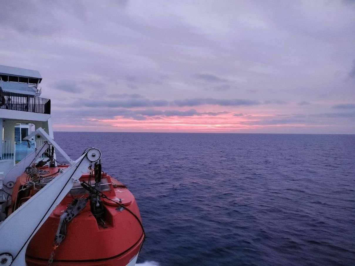 Coucher du soleil depuis le bateau de croisière sur la mer photo gratuite