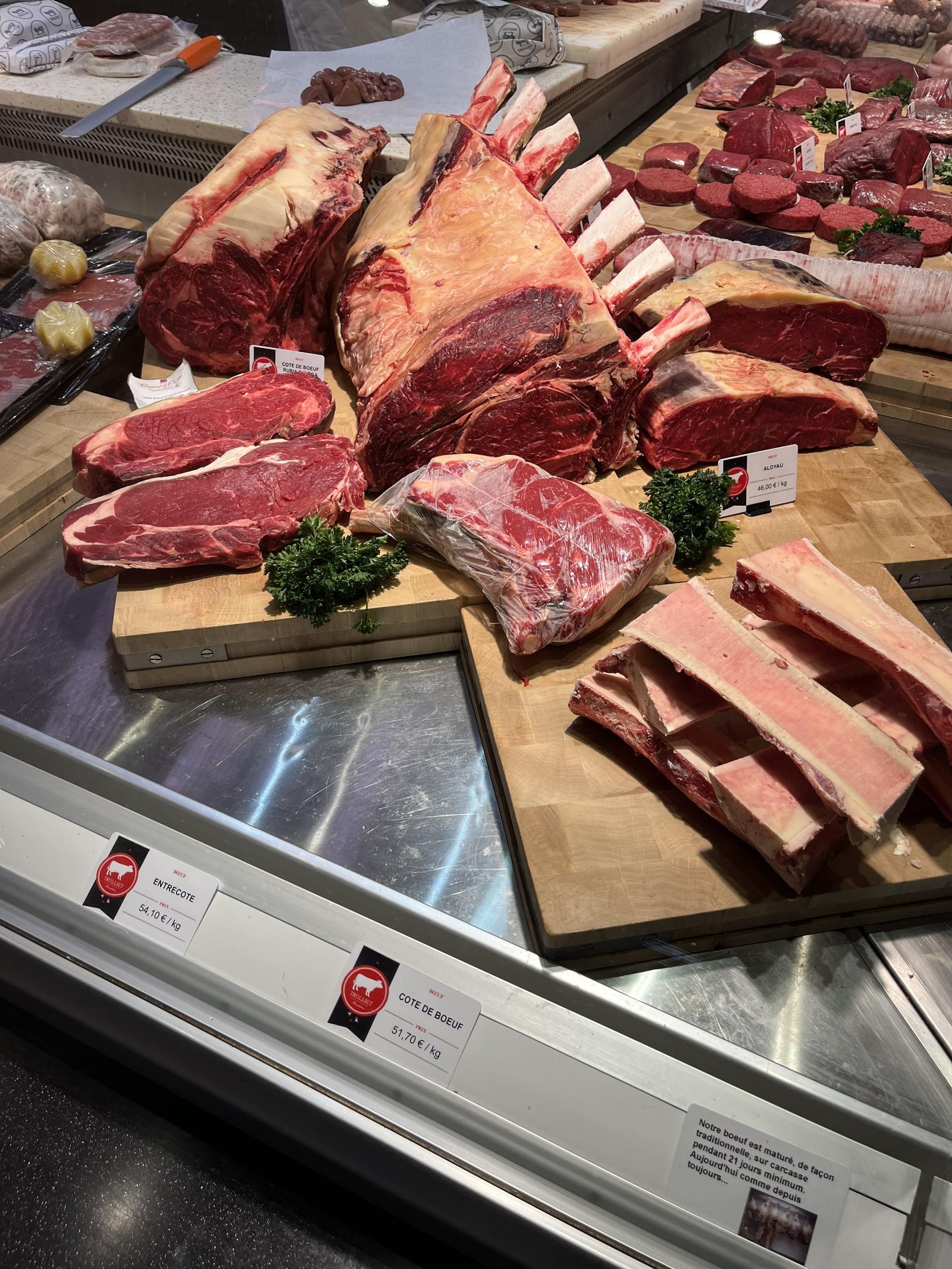Viande de bœuf fraîche en vente dans une boucherie