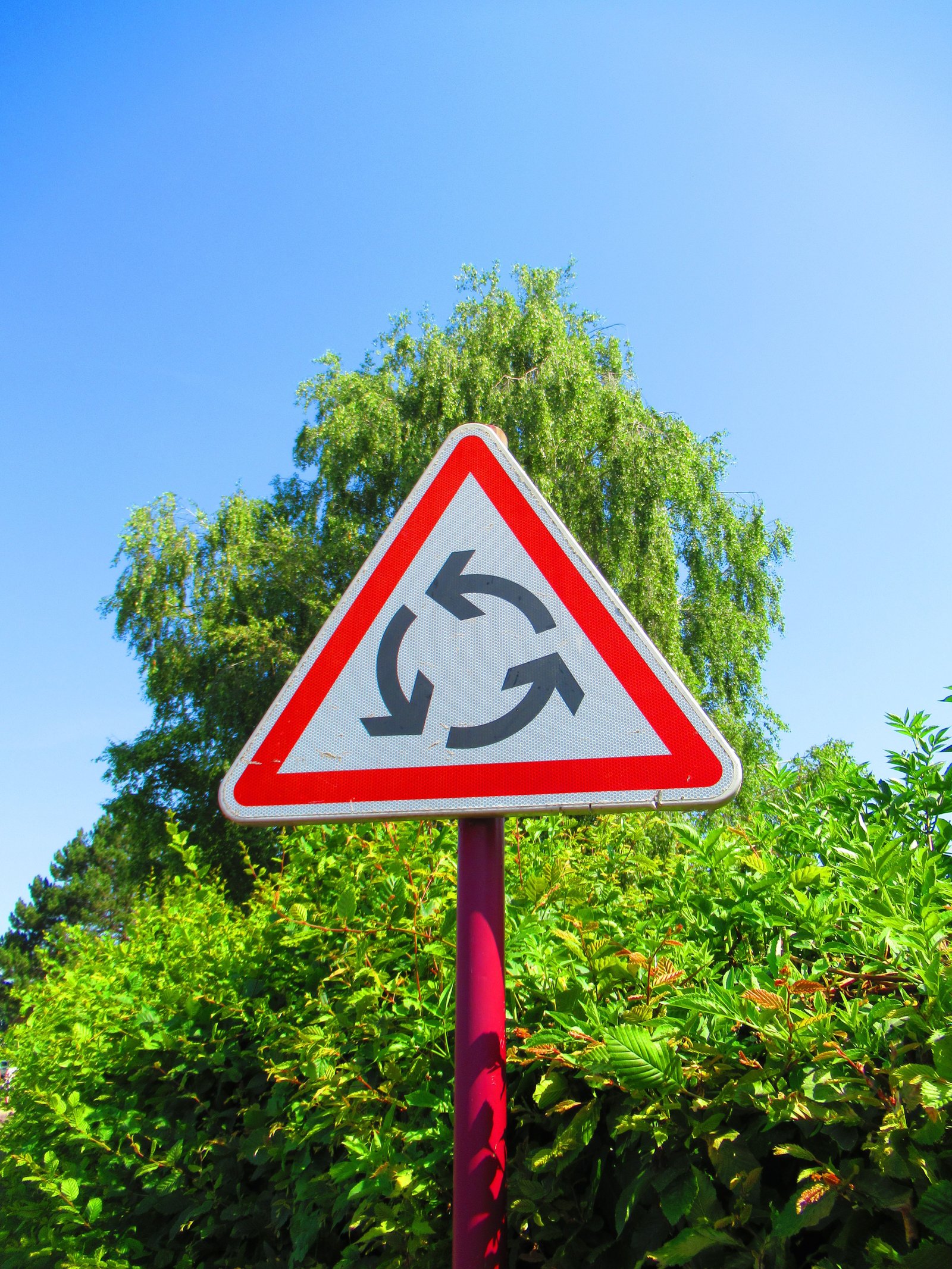 Un panneau de signalisation routière indiquant un carrefour à sens giratoire, un rond-point, photo gratuite