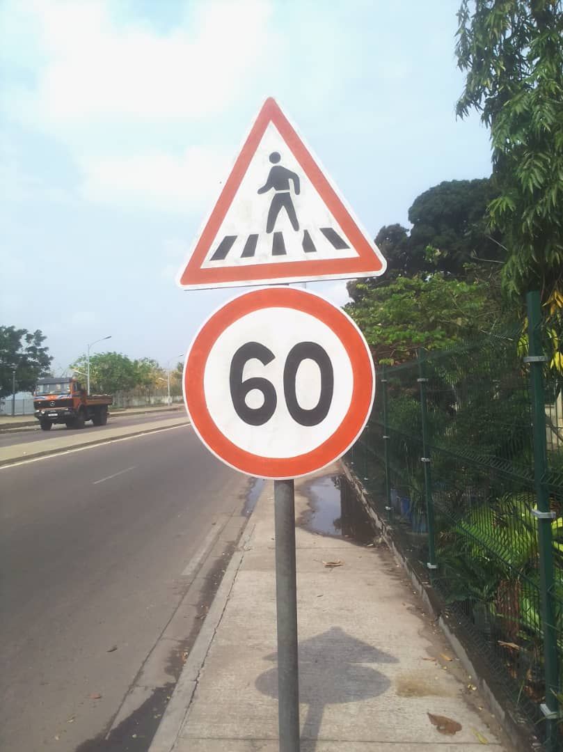 Panneau signalisation routière combiné photo gratuite