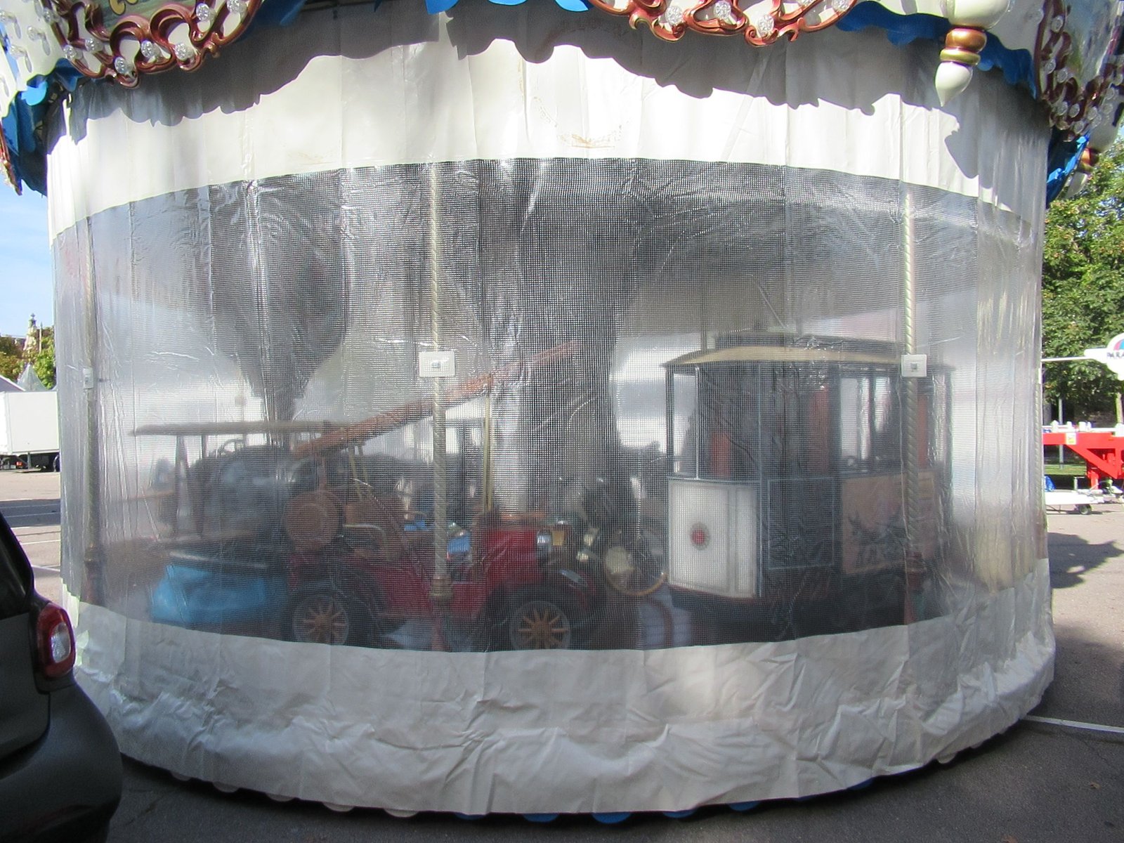 Gros plan du manège Le Carrousel de Jules dans une fête foraine